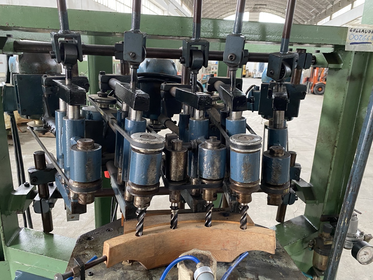 Usato Foratrice verticale a 4 mandrini per pezzi curvi tipo Spalliere di Sedia o simili