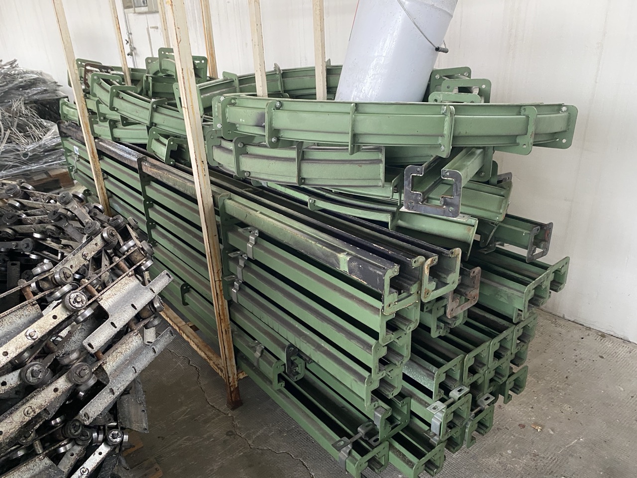 Usato 1999 CM System D8 Trasportatore aereo (catena di verniciatura) per la movimentazione di sedie o prodotti simili, tinti su ganci. Metri lineari 80.