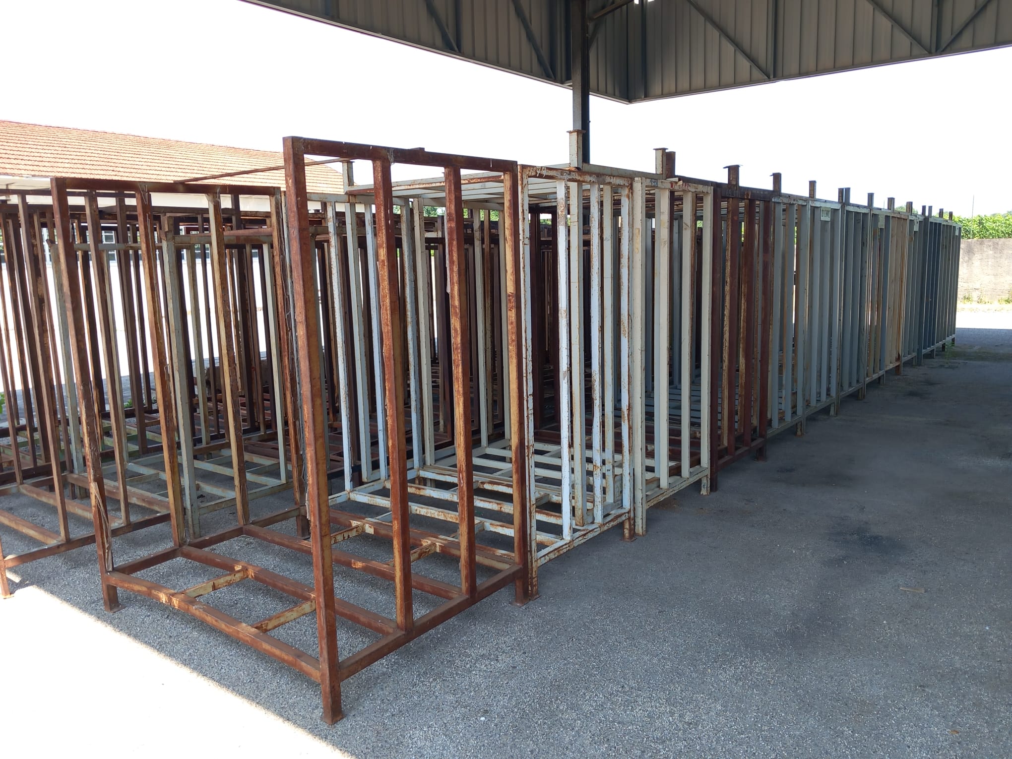 Usato Stock di pedane in ferro (circa 60 pezzi), come da foto.