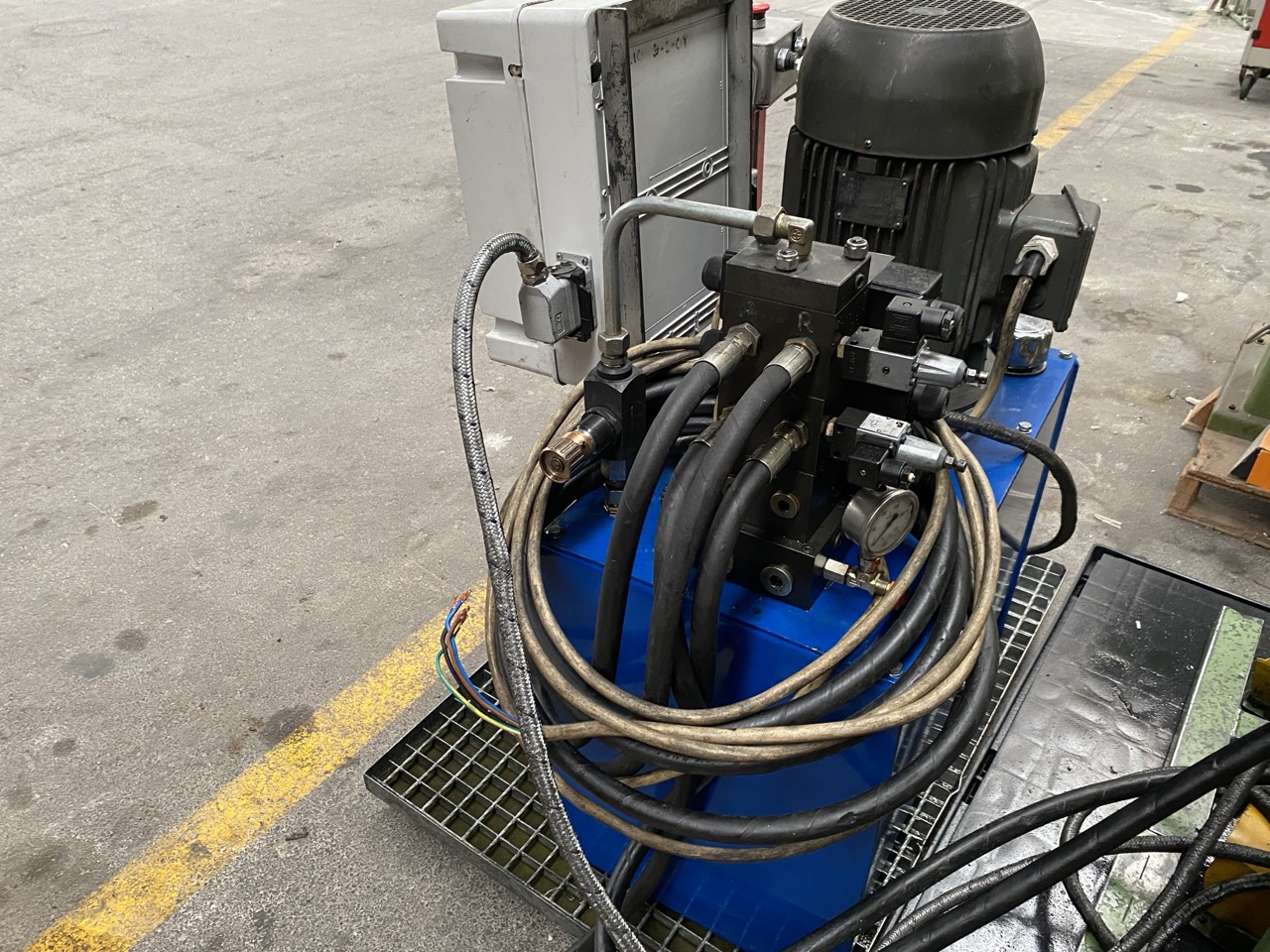 Usato Set di 5 pistoni idraulici con centralina