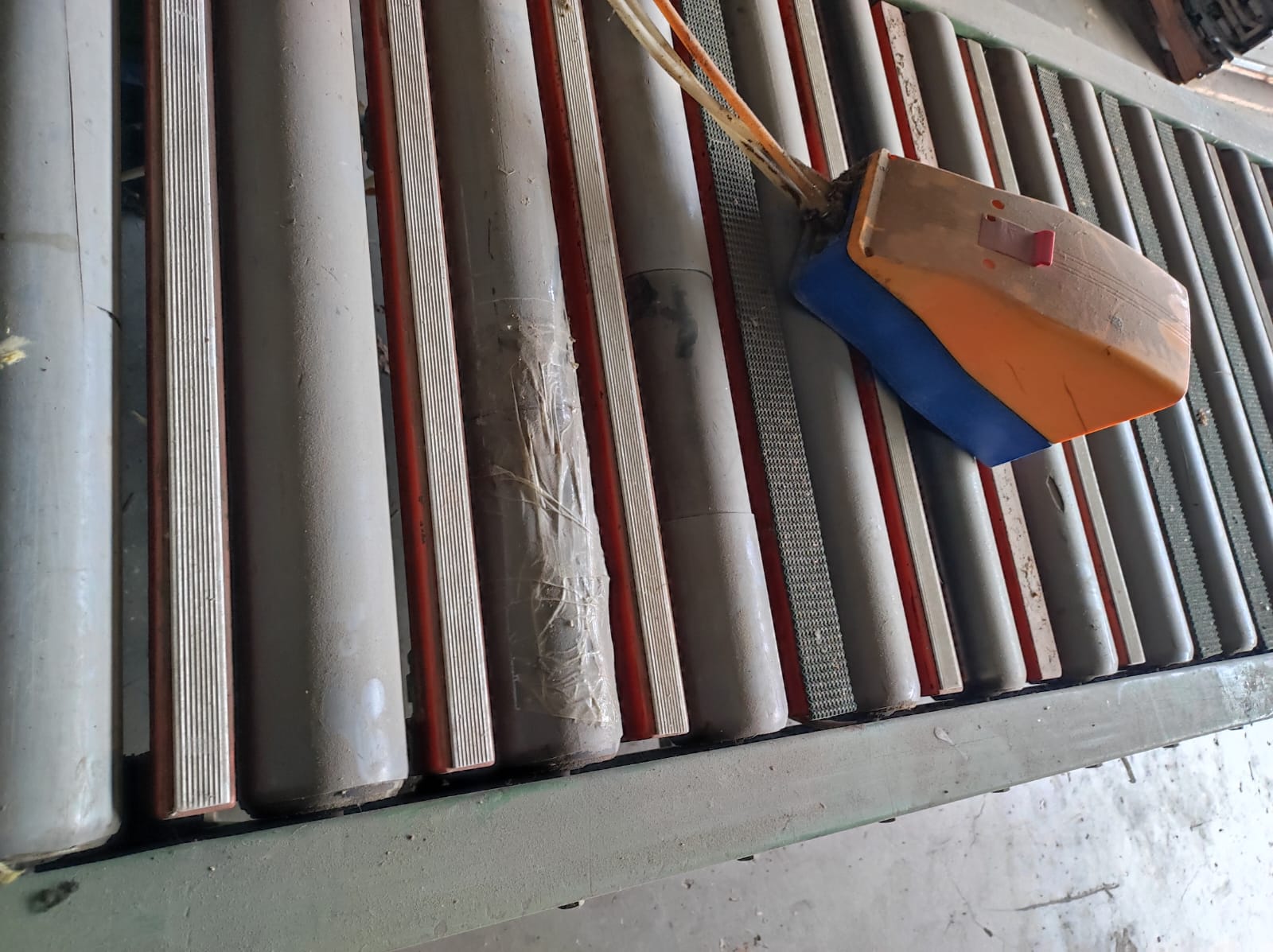 Usato Rulliera motorizzata con 2 fermi di lavoro. Lunghezza cm. 8000, larghezza cm. 65.