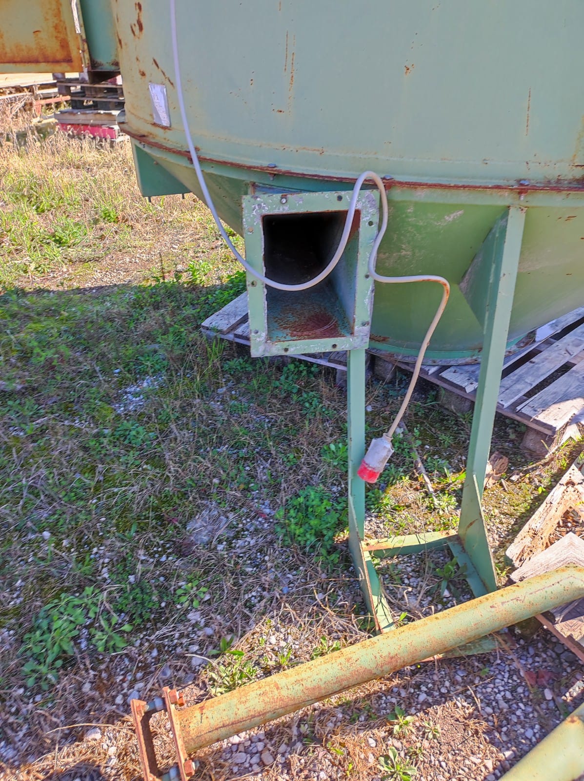 Usato Minisilos con pulizia a scuotimento motorizzato, e 2 motori di aspirazione, totale kw. 11,50.