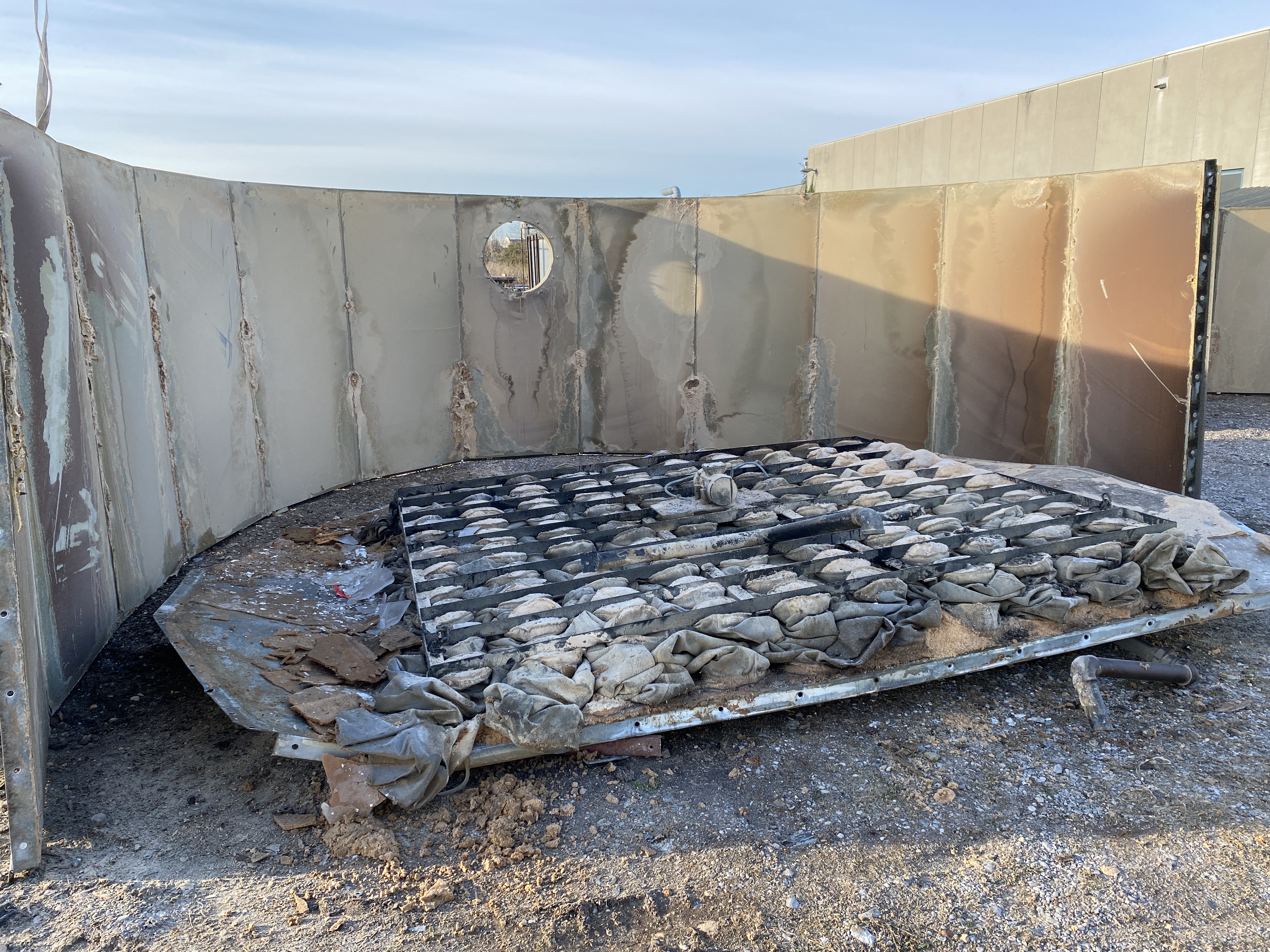 Usato Silos zincato, con scarico a caduta da sotto. Già smontato.