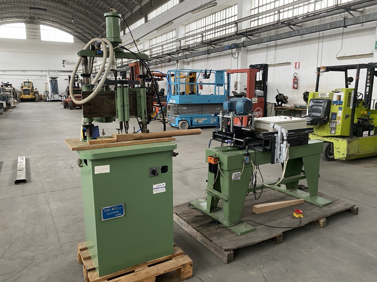 Usato Inseritrice di tirafondi a 2 mandrini, per gambe di tavolo