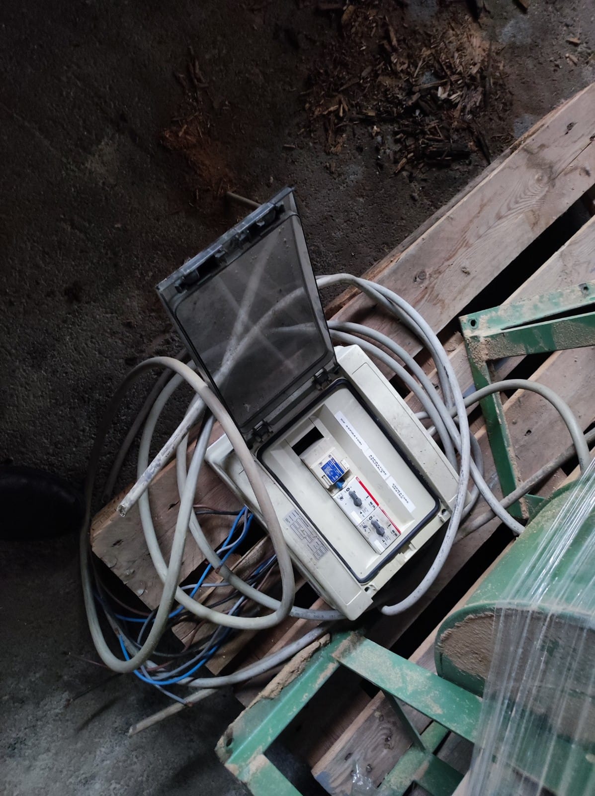 Usato Minisilos con pulizia a scuotimento motorizzato, e 2 motori di aspirazione, totale kw. 11,50.