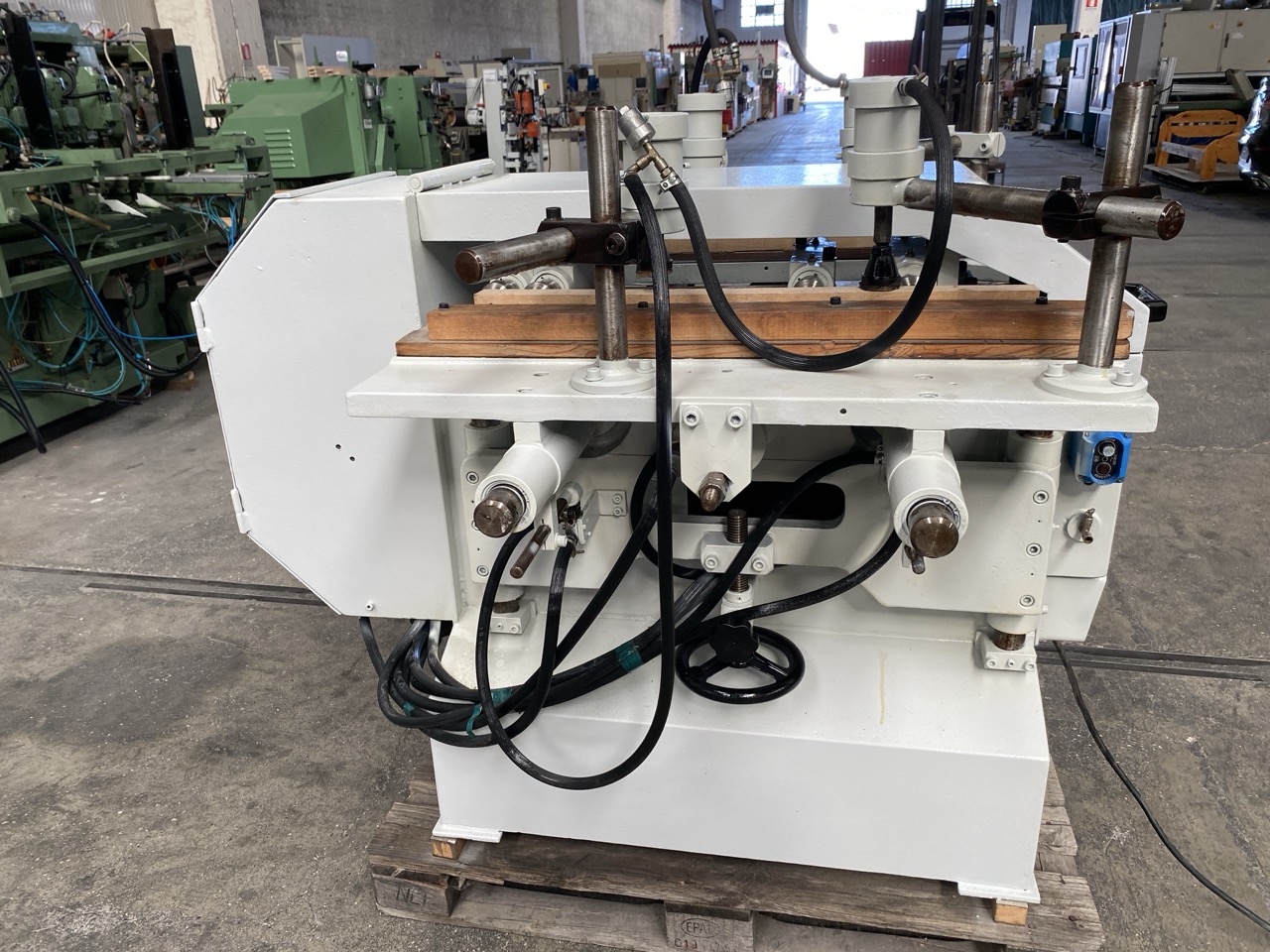 Usato Foratrice e oscillante orizzontale doppia, marca Sicma con 3 mandrini a forare e 1 mandrino oscillante, usata.