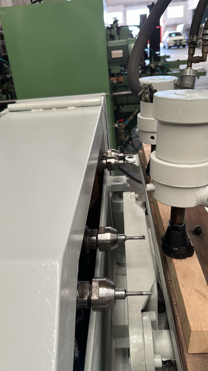 Usato Foratrice e oscillante orizzontale doppia, marca Sicma con 3 mandrini a forare e 1 mandrino oscillante, usata.