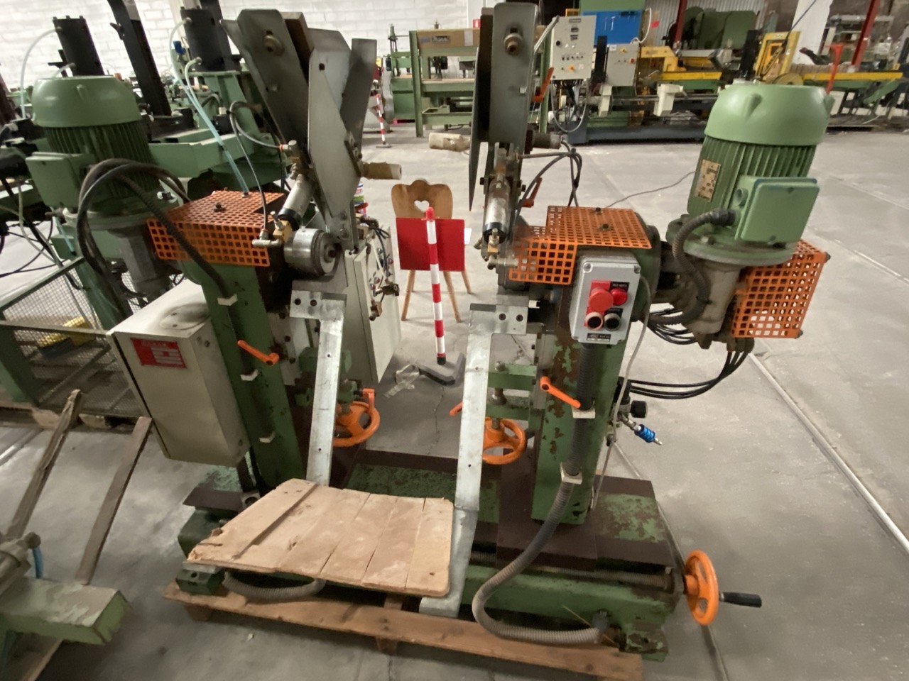 Usato Camam ZD/1 Zigrinatrice doppia per fuselli tondi di sedia o simili, con caricatore