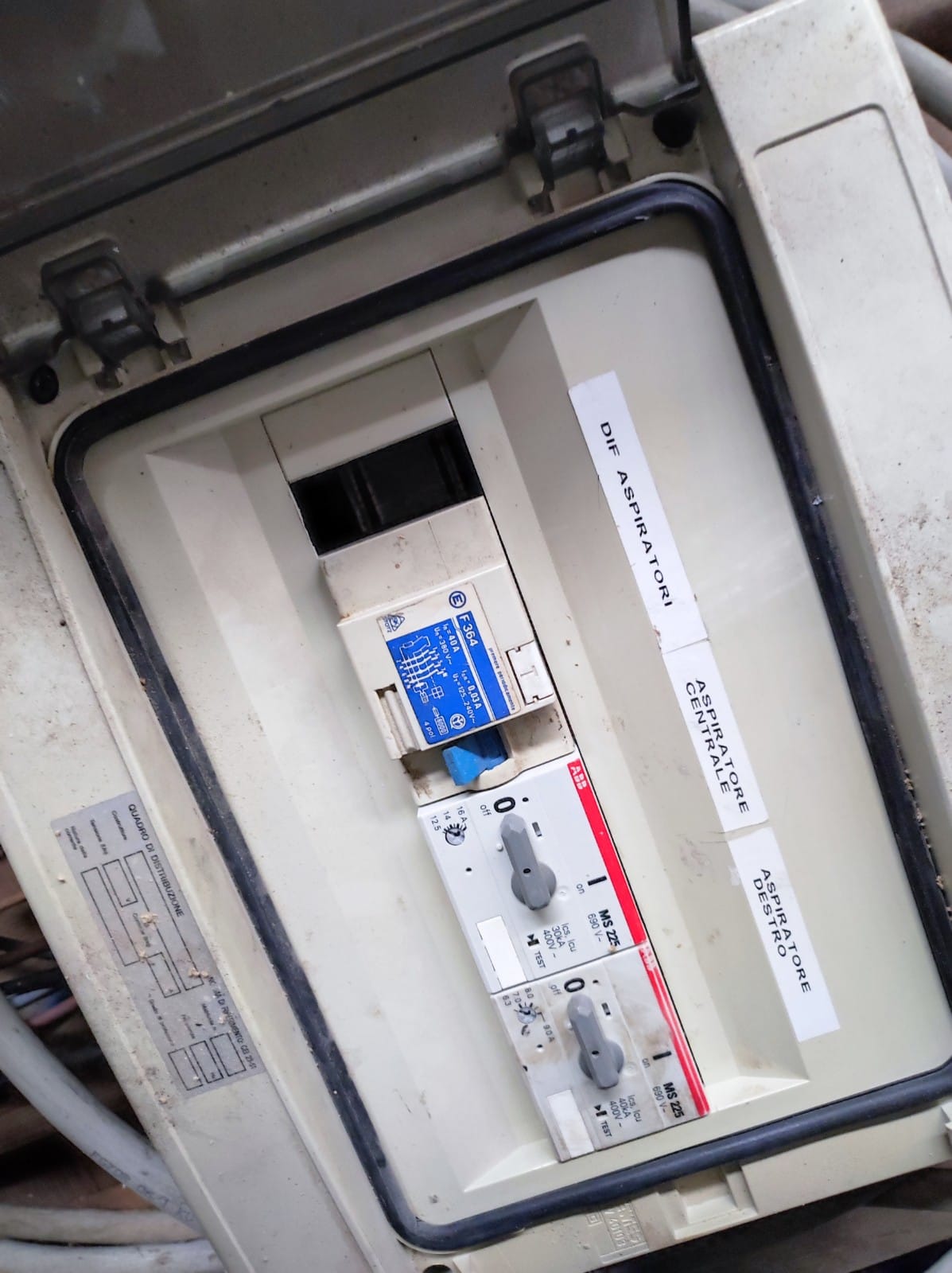 Usato Minisilos con pulizia a scuotimento motorizzato, e 2 motori di aspirazione, totale kw. 11,50.