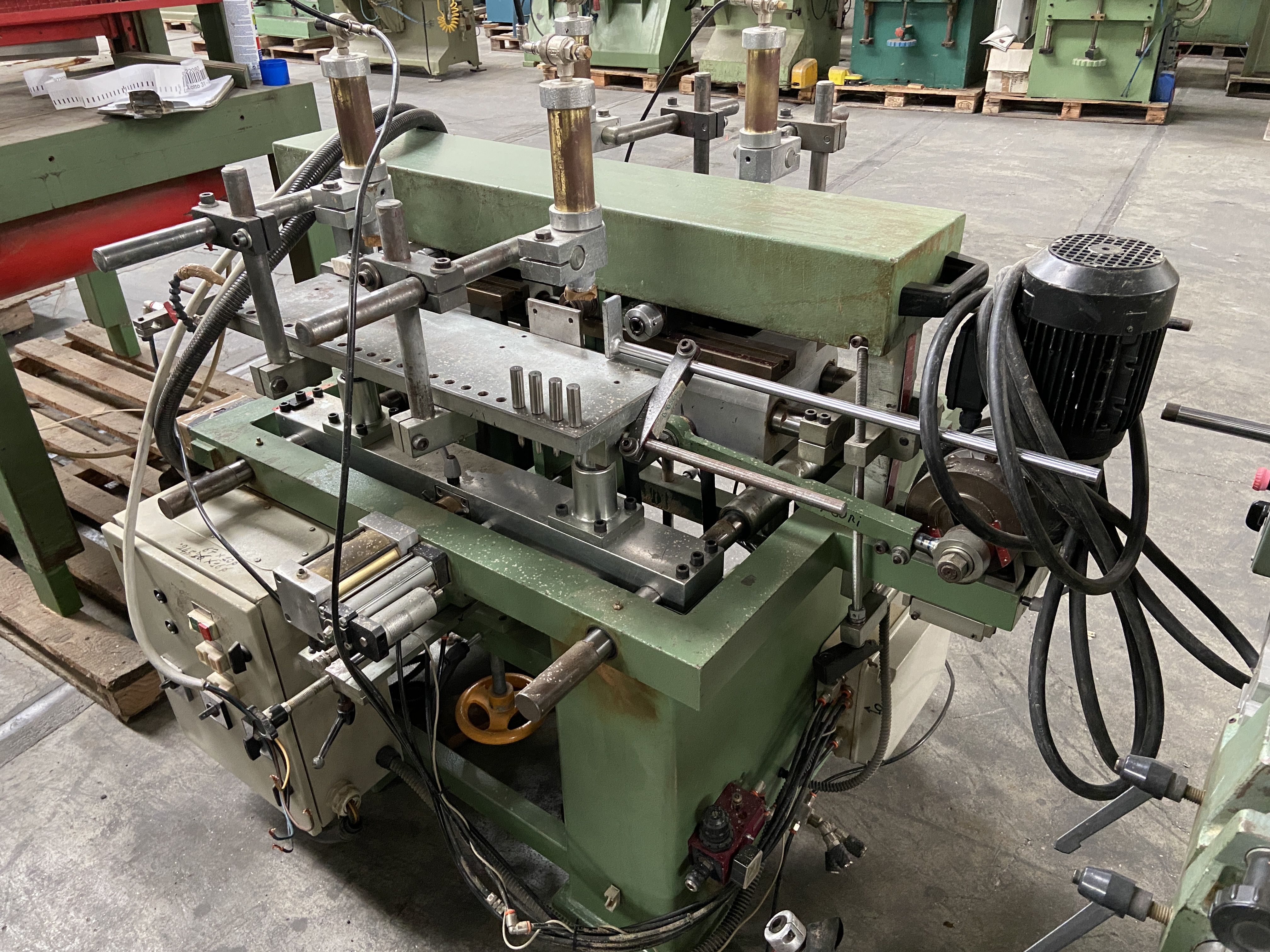 Usato Camam MO/4A Mortasatrice orizzontale a 3 mandrini, con 2 diverse oscillazioni e 2 banchi.