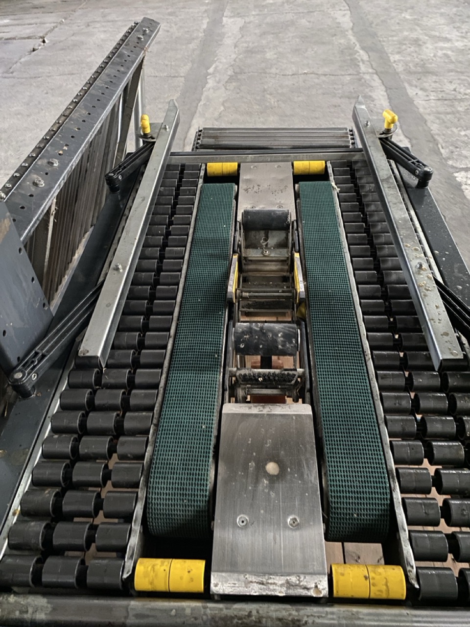 Usato Siat SM26 Scocciatrice superiore e inferiore completa di rulliere di carico e scarico.