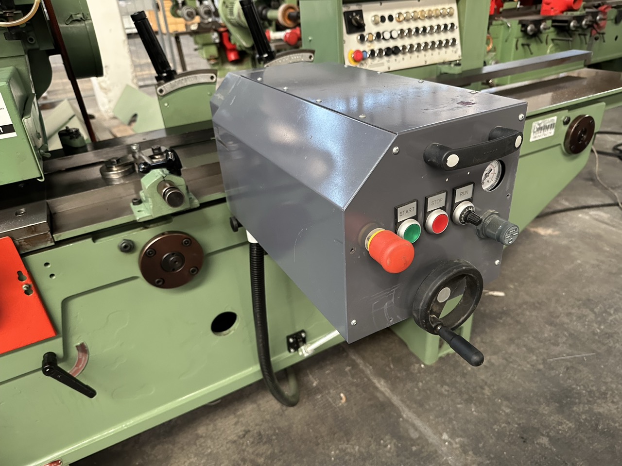 Ricondizionato Weinig U22N Scorniciatrice 8 alberi, piano rigato, traino ravvicinato, con caricatore laterale automatico