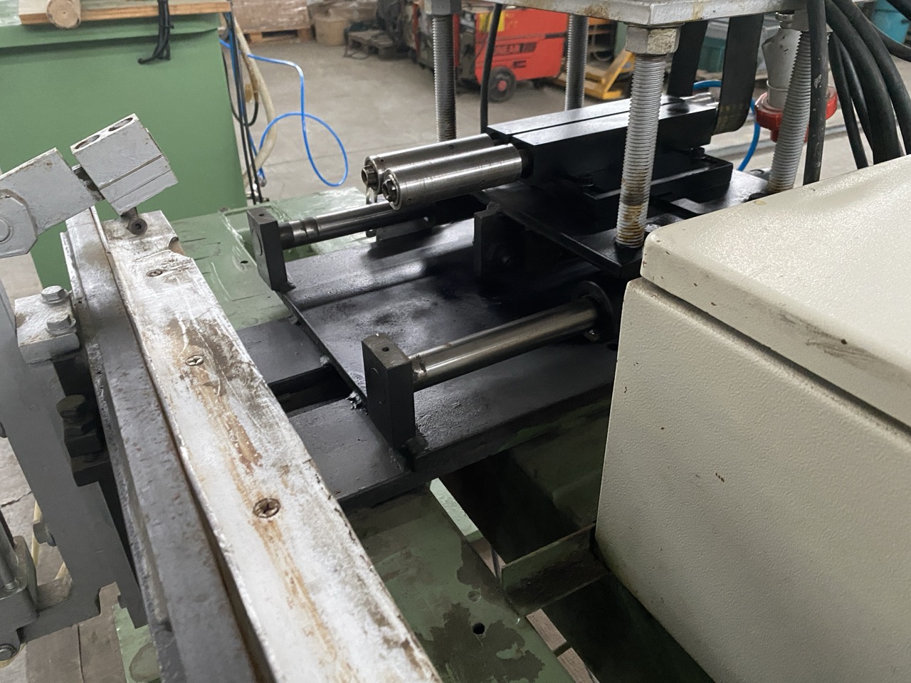 Usato Inseritrice di tirafondi a 2 mandrini, per gambe di tavolo