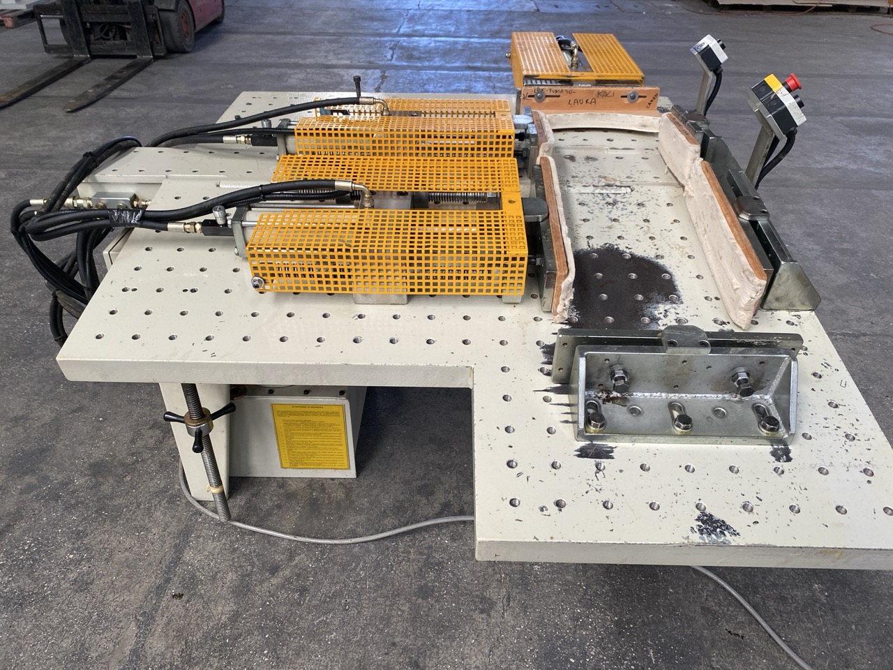 Usato 1999 Camam SI/3L/G1 Strettoio idraulico a due banchi registrabili a libro, per il montaggio di schienali di sedia o simili