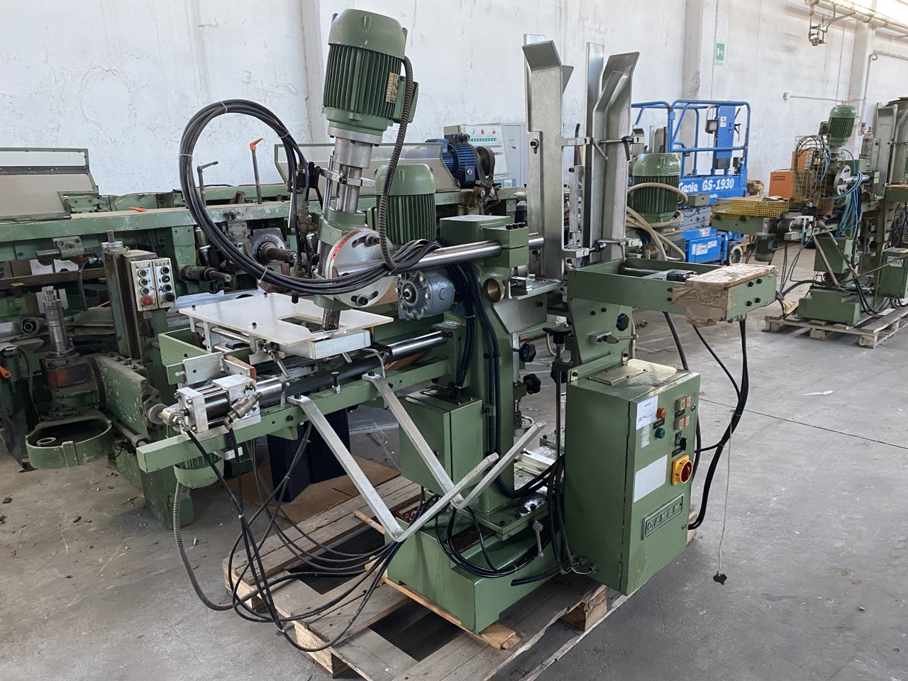 Usato Camam Zigrinatrice doppia automatica, con caricatore e gruppo a forare per fuselli con foro centrale.