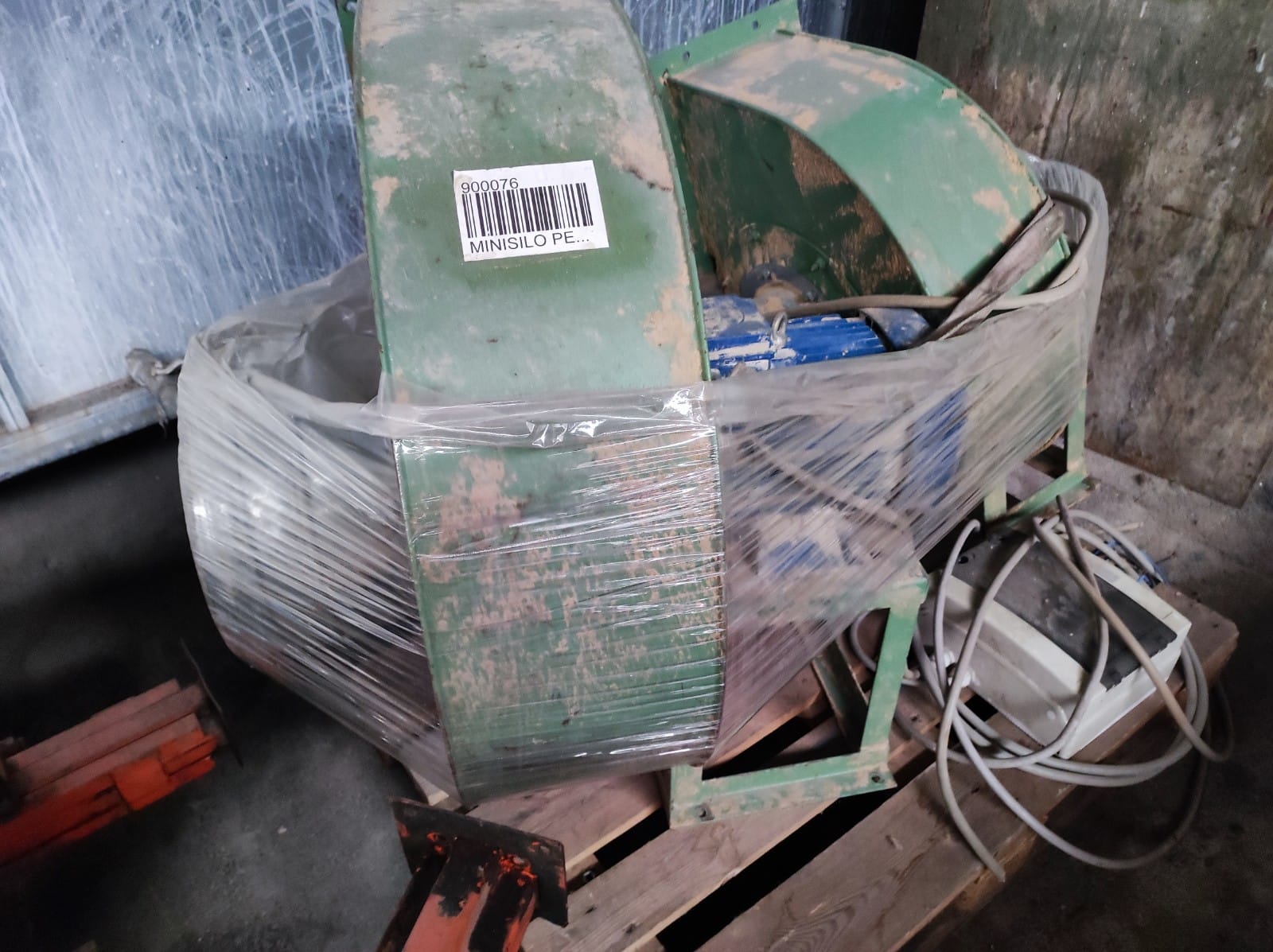 Usato Minisilos con pulizia a scuotimento motorizzato, e 2 motori di aspirazione, totale kw. 11,50.