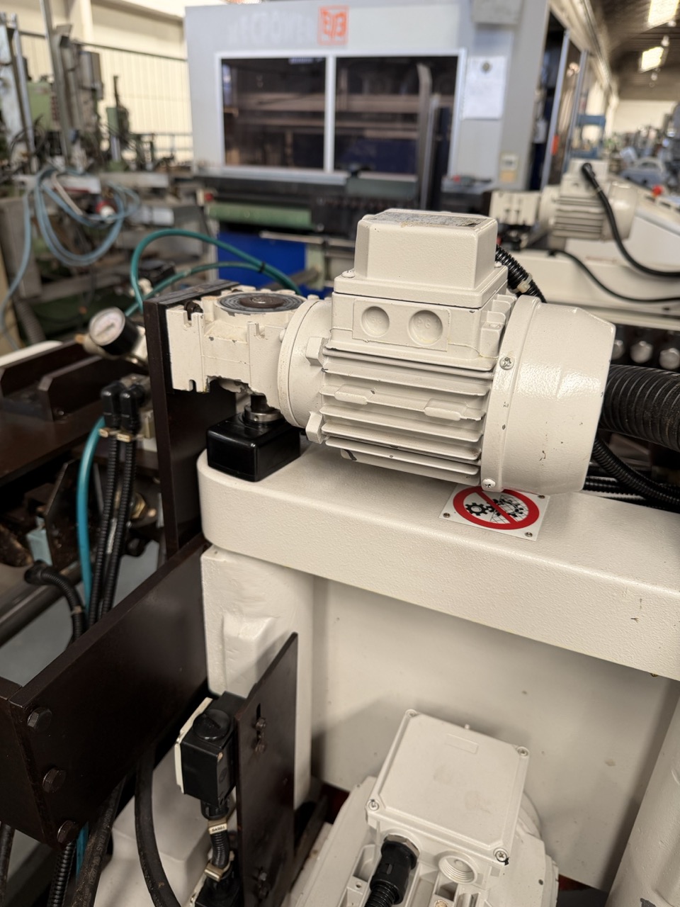 Usato 2002 Friulmac DUALFEED Troncatore - Caricatore per Scorniciatrice idraulico, automatico, con regolazione misure elettronica.