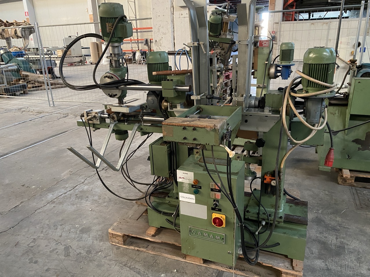 Usato Camam Zigrinatrice doppia automatica, con caricatore e gruppo a forare per fuselli con foro centrale.