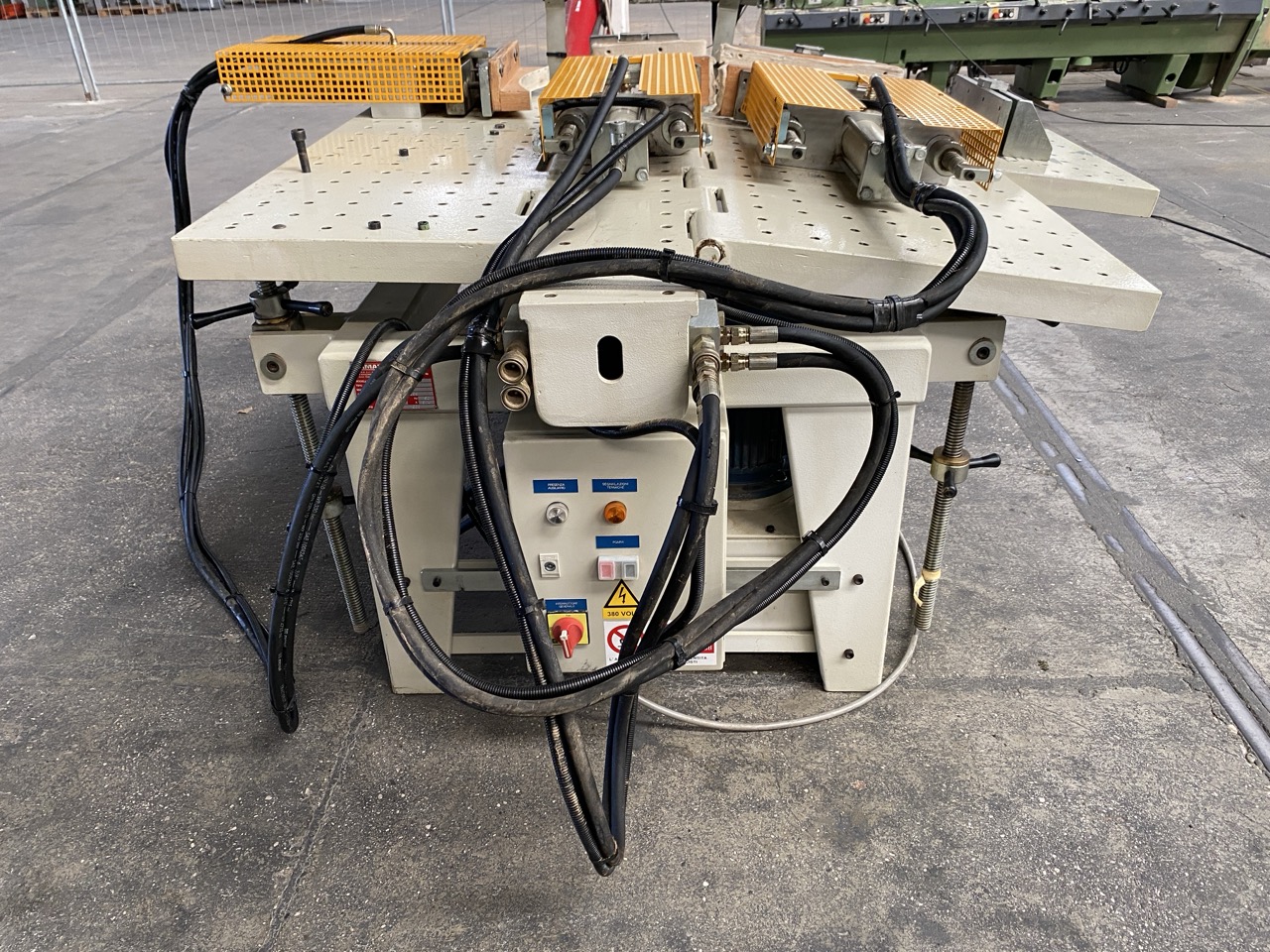 Usato 1999 Camam SI/3L/G1 Strettoio idraulico a due banchi registrabili a libro, per il montaggio di schienali di sedia o simili