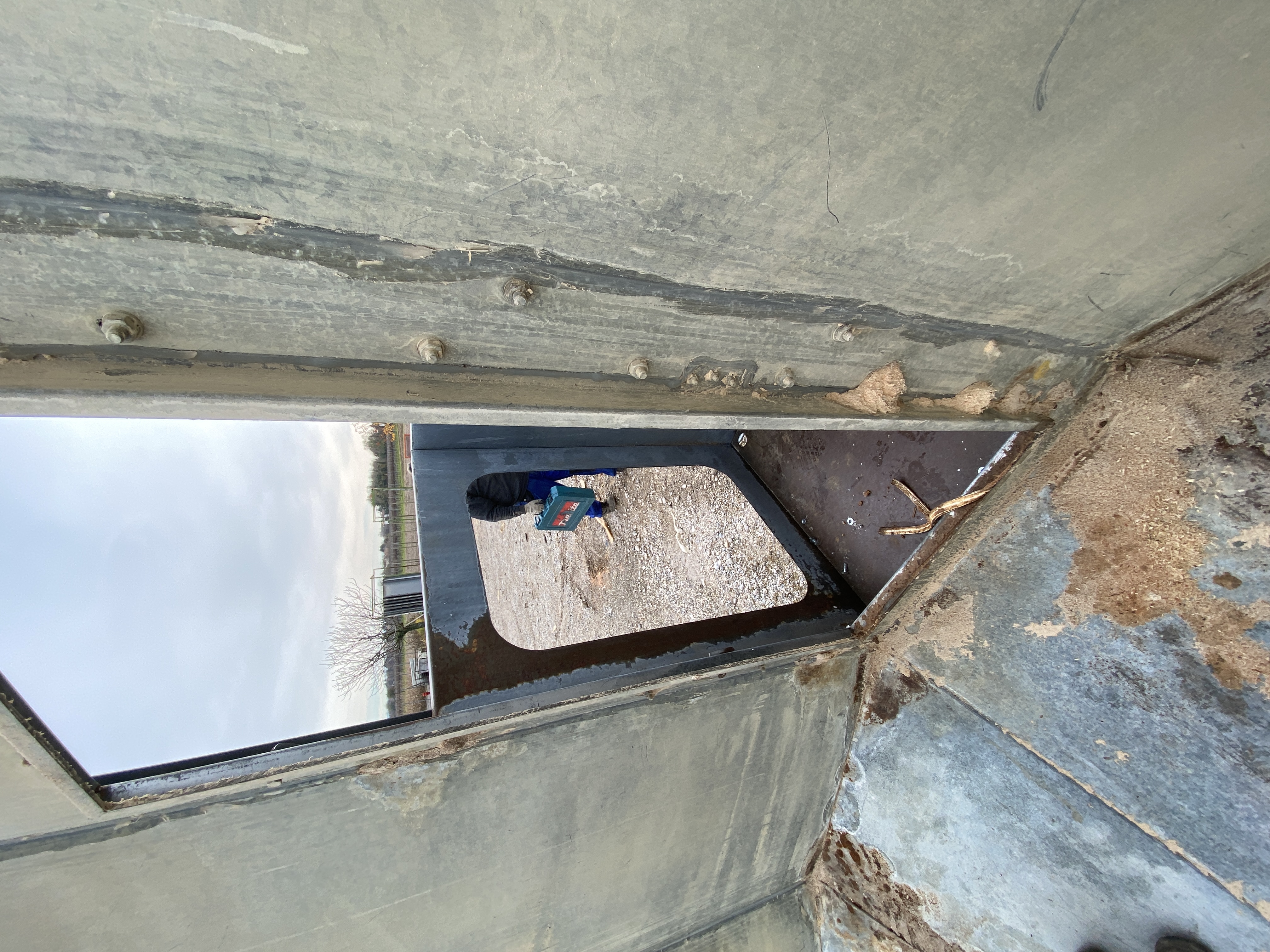 Usato Silos zincato, con scarico a caduta da sotto. Già smontato.