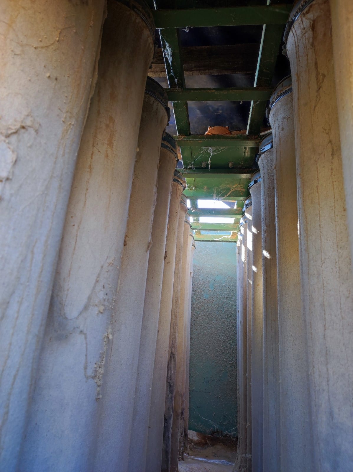 Usato Minisilos con pulizia a scuotimento motorizzato, e 2 motori di aspirazione, totale kw. 11,50.