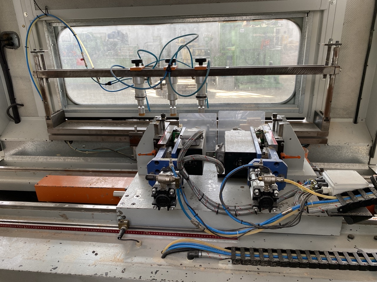 Usato Comec FR/2 Fresatrice automatica programmabile per gambe di Lettini per bambini o elementi simili, revisionata