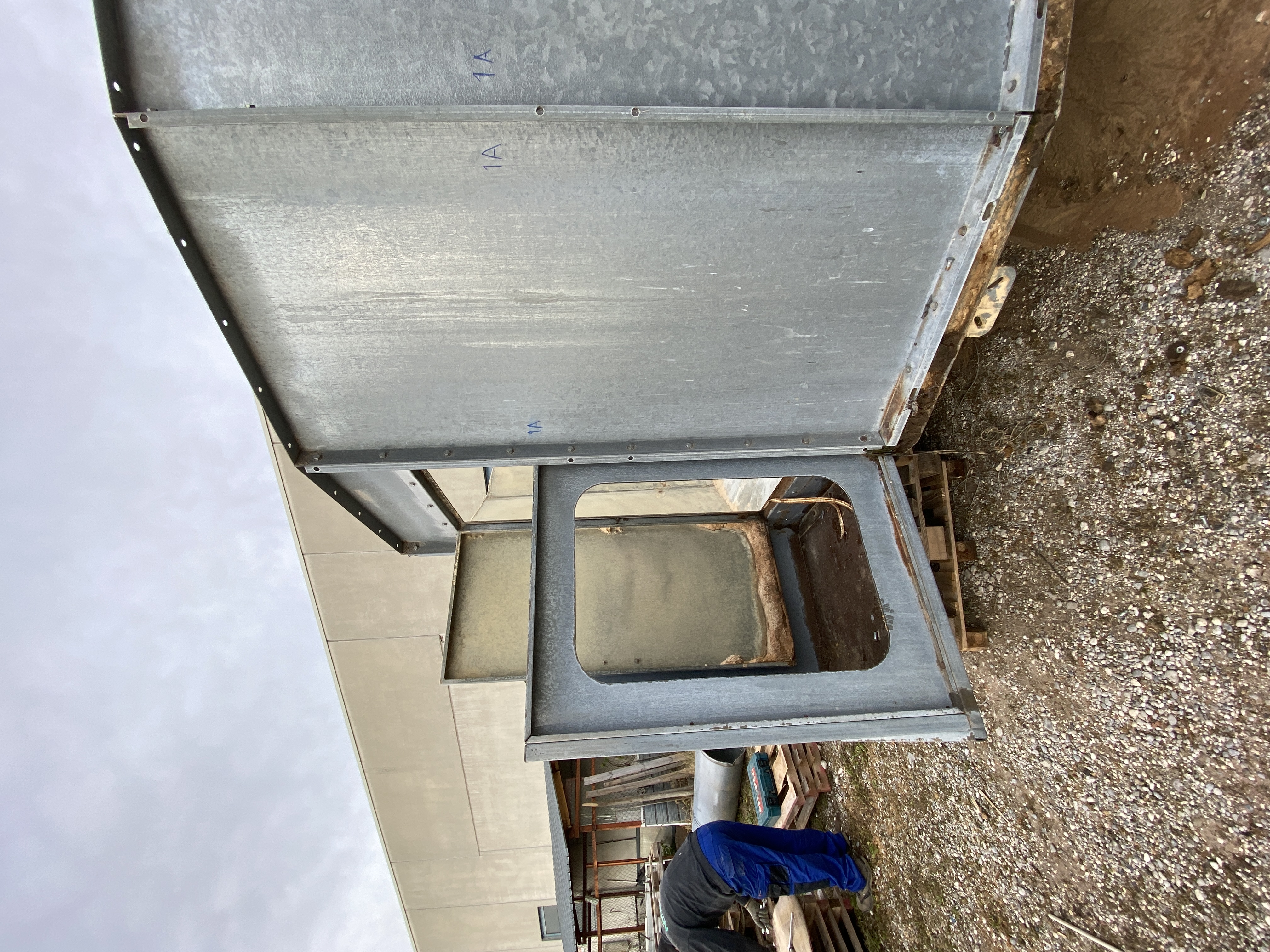 Usato Silos zincato, con scarico a caduta da sotto. Già smontato.