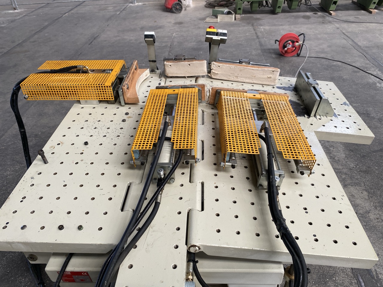 Usato 1999 Camam SI/3L/G1 Strettoio idraulico a due banchi registrabili a libro, per il montaggio di schienali di sedia o simili