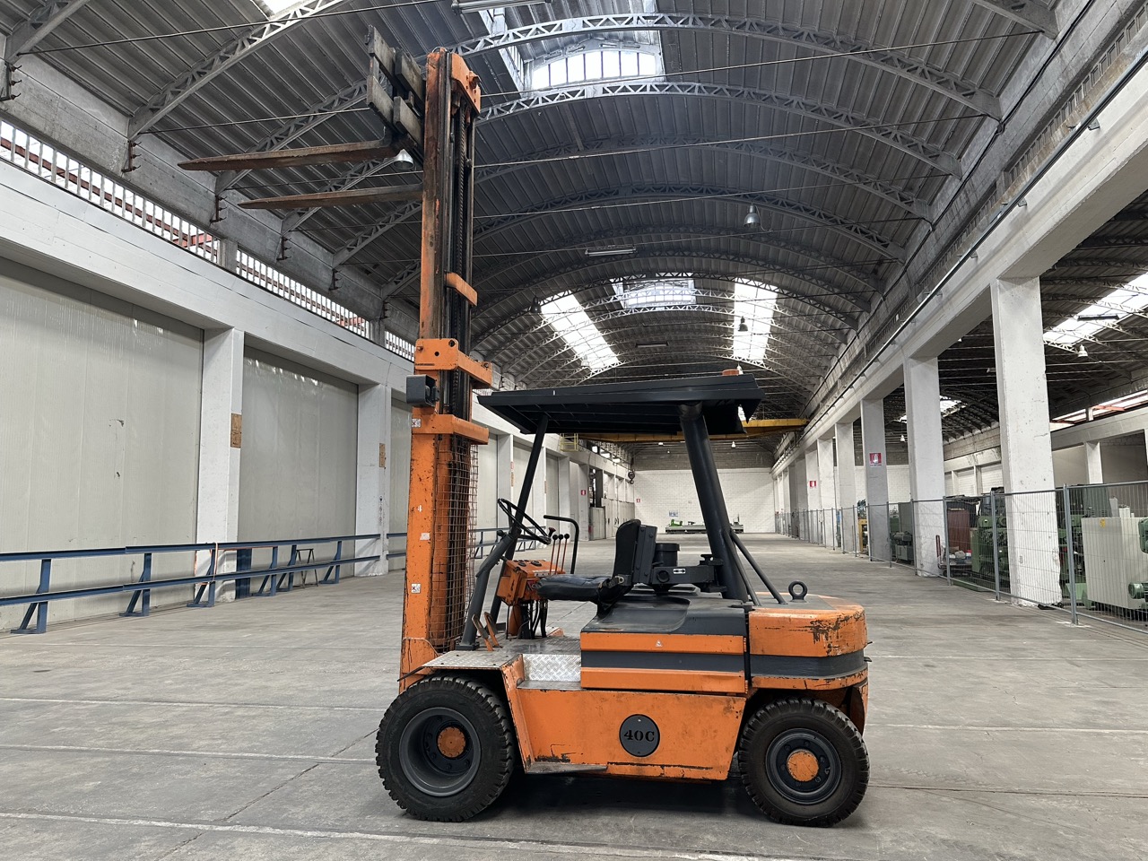 Usato 1990 Lugli 40C Sollevatore diesel, gemellato, con translatore