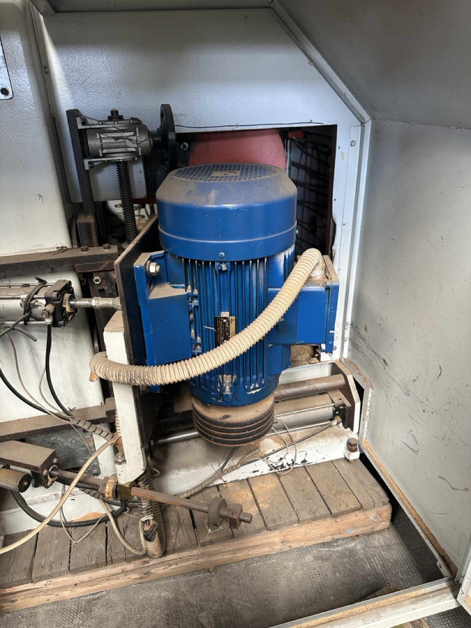 Usato 1997 Giostra contornatrice per sedili, taglieri e prodotti similari con albero potenziato