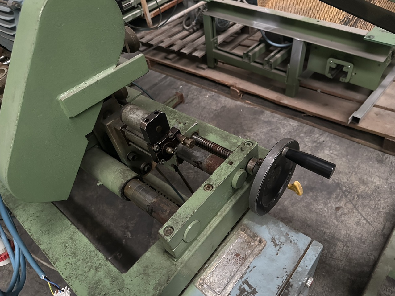 Usato Fresatrice arrotondatrice automatica per teste, con caricatore pneumatico e nastri di alimentazione