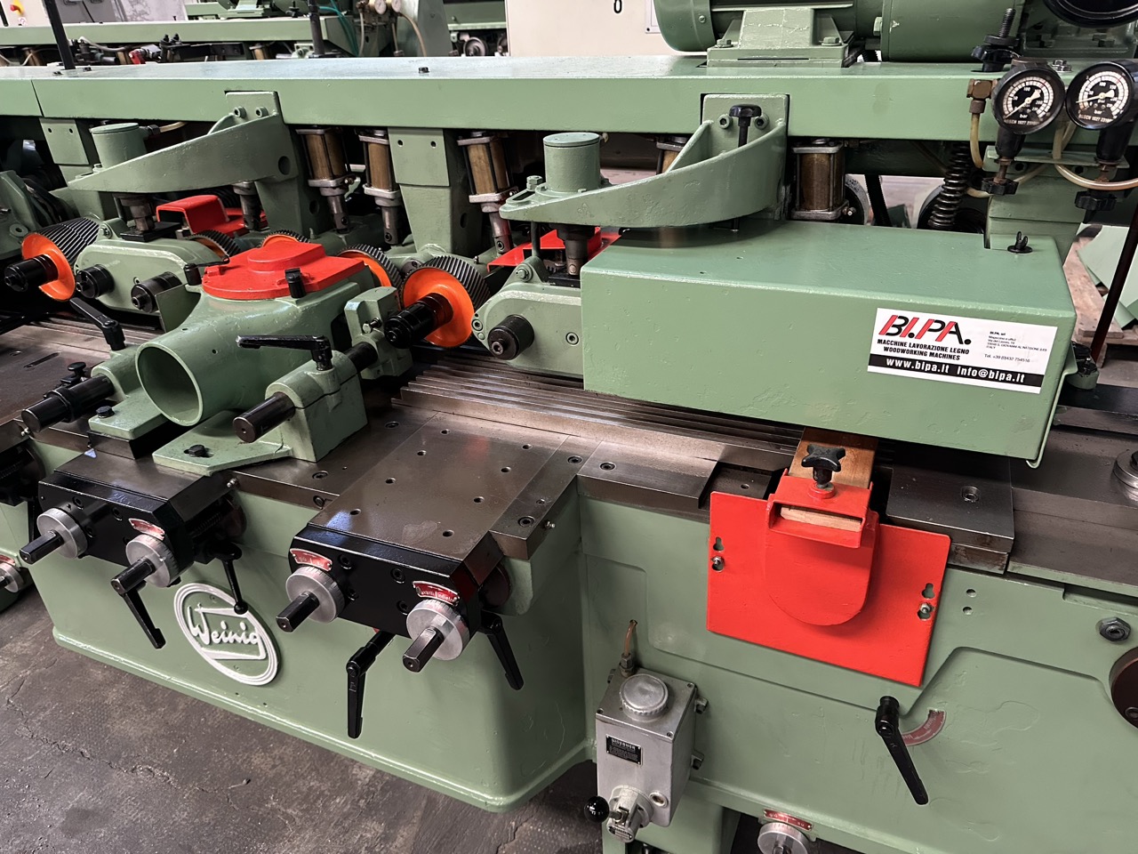 Ricondizionato Weinig U22N Scorniciatrice 8 alberi, piano rigato, traino ravvicinato, con caricatore laterale automatico