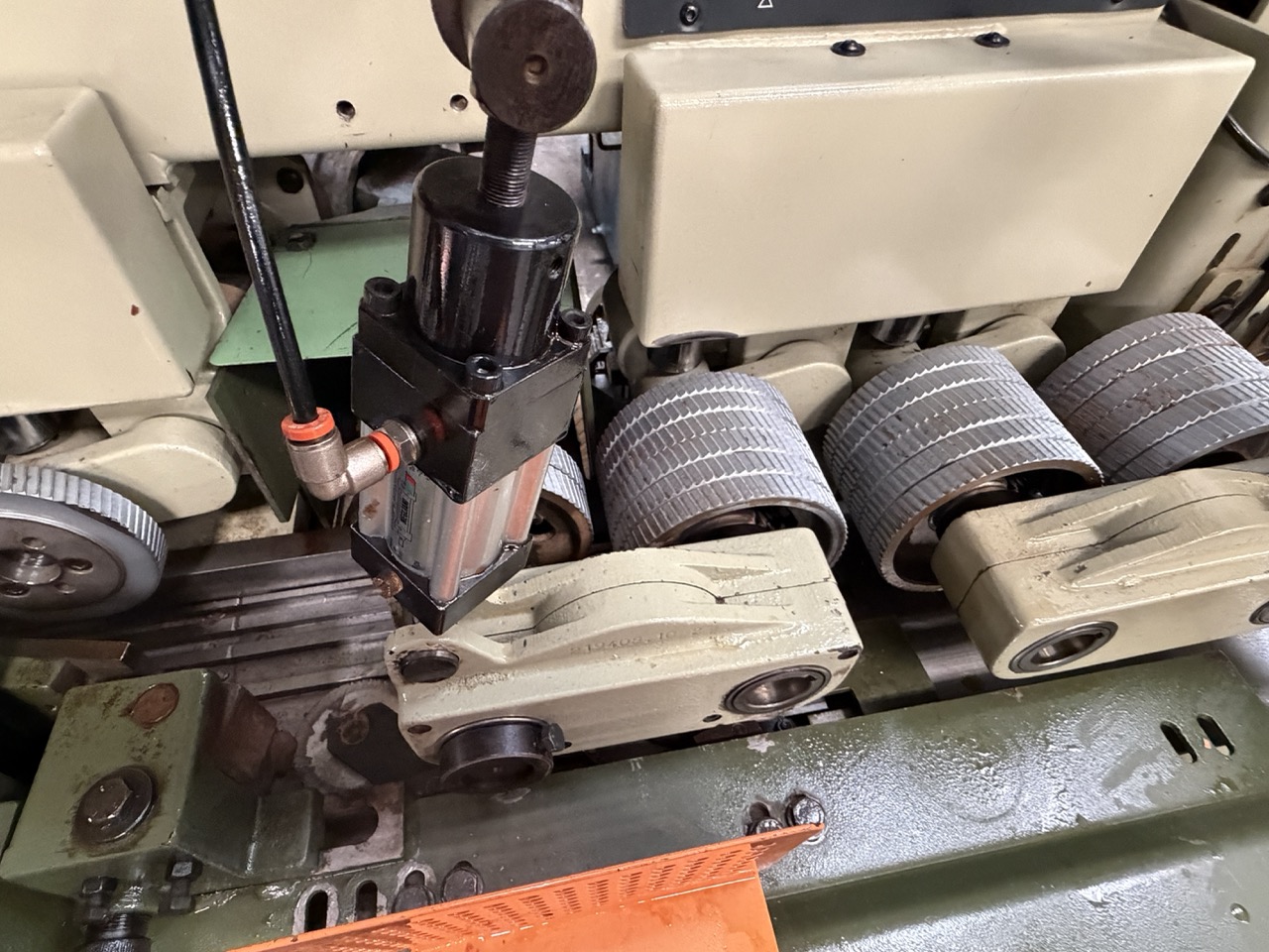 Usato 1995 SCM Superset 23 Plus Scorniciatrice marchiata CE, a 6 alberi, banco da mm. 230 con piano rigato.
