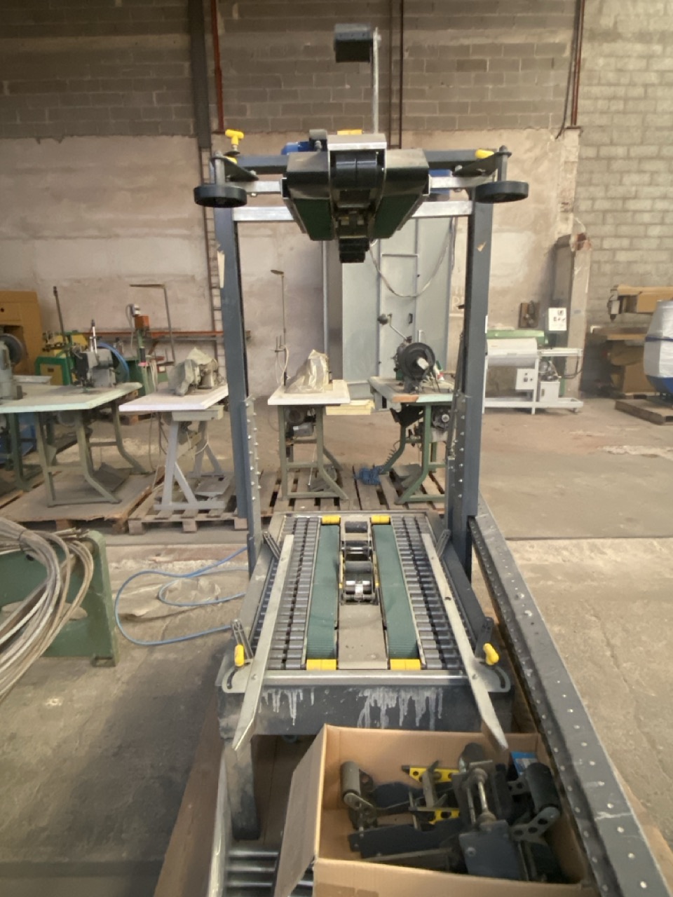 Usato Siat SM26 Scocciatrice superiore e inferiore completa di rulliere di carico e scarico.