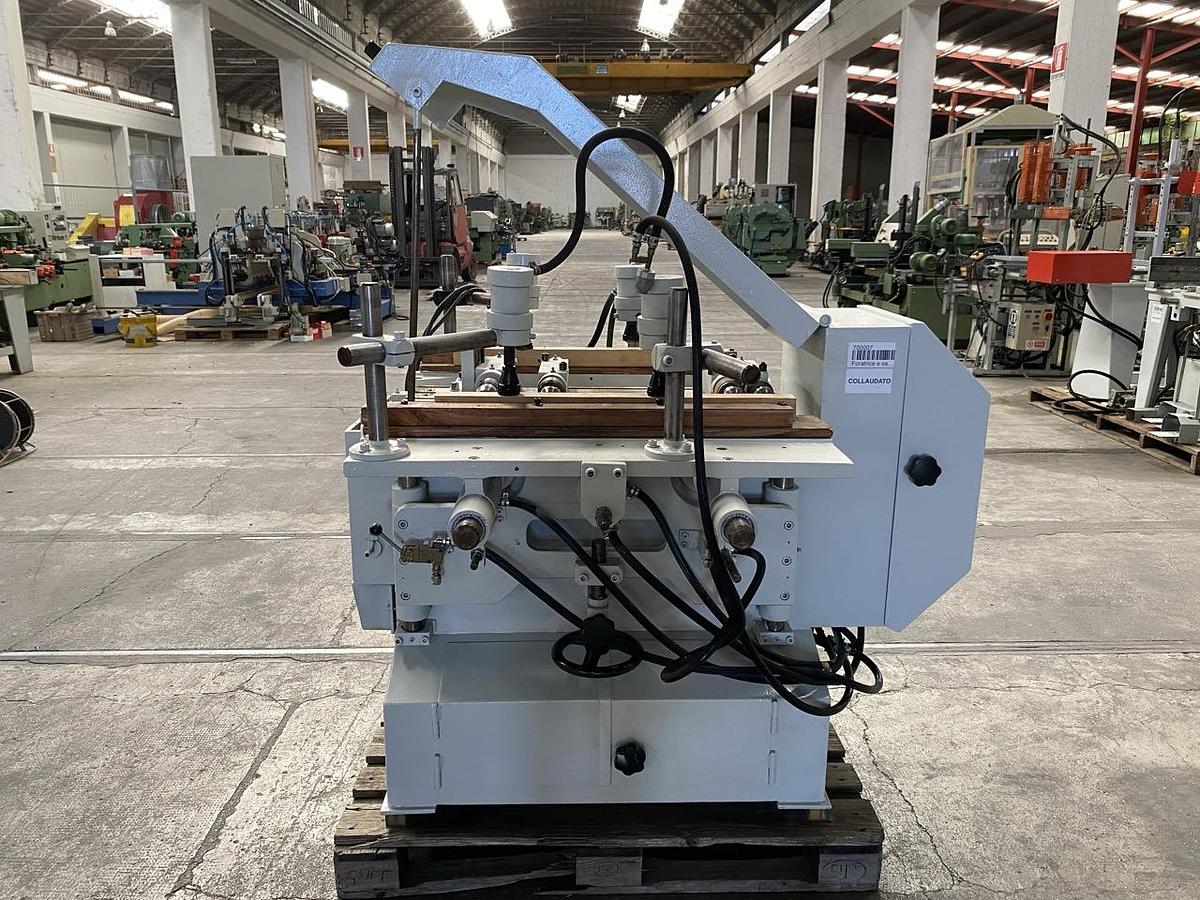 Usato Foratrice e oscillante orizzontale doppia, marca Sicma con 3 mandrini a forare e 1 mandrino oscillante, usata.