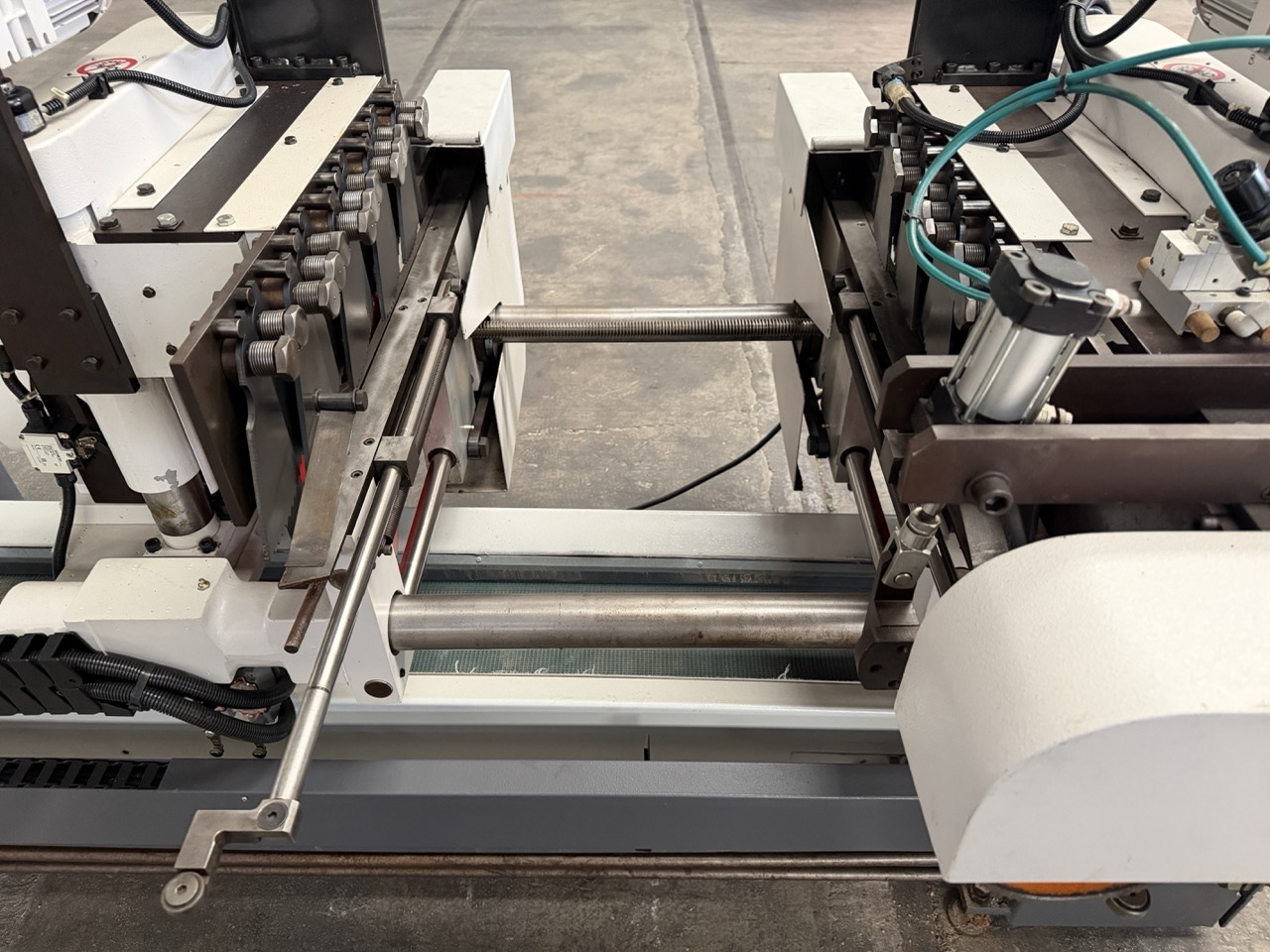 Usato 2002 Friulmac DUALFEED Troncatore - Caricatore per Scorniciatrice idraulico, automatico, con regolazione misure elettronica.