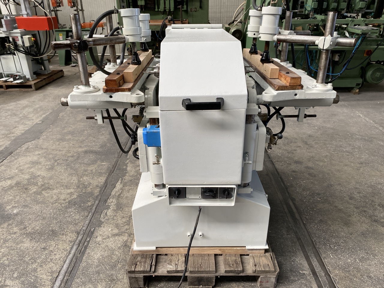 Usato Foratrice e oscillante orizzontale doppia, marca Sicma con 3 mandrini a forare e 1 mandrino oscillante, usata.