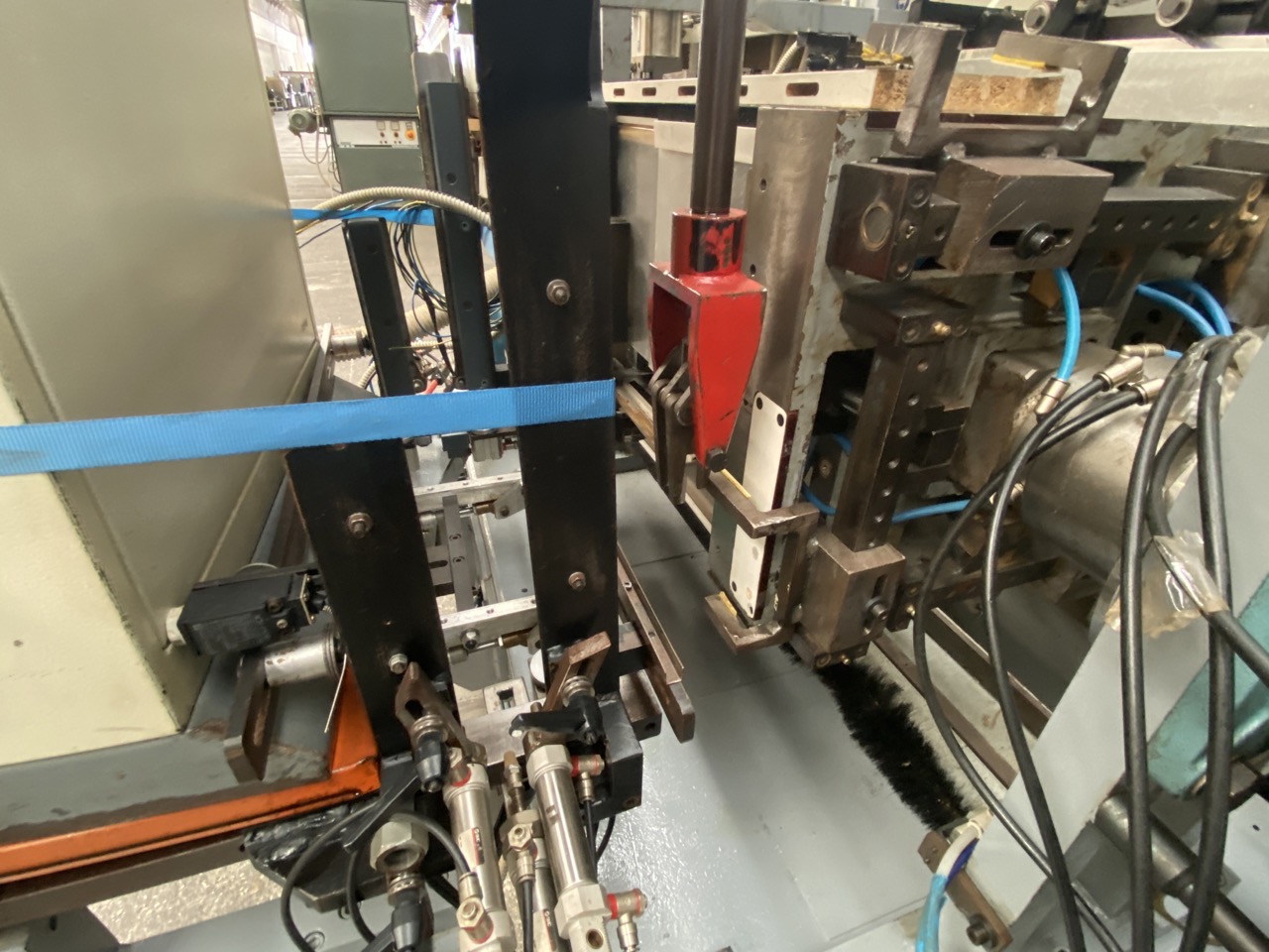 Usato Mortasatrice automatica Comec, con caricatore, per elementi di lettini per bambini