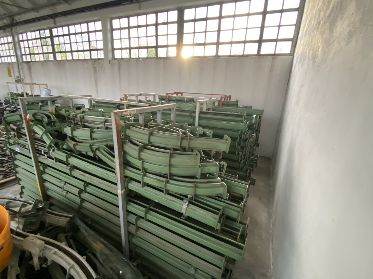 Usato 1999 CM System D8 Trasportatore aereo (catena di verniciatura) per la movimentazione di sedie o prodotti simili, tinti su ganci. Metri lineari 600