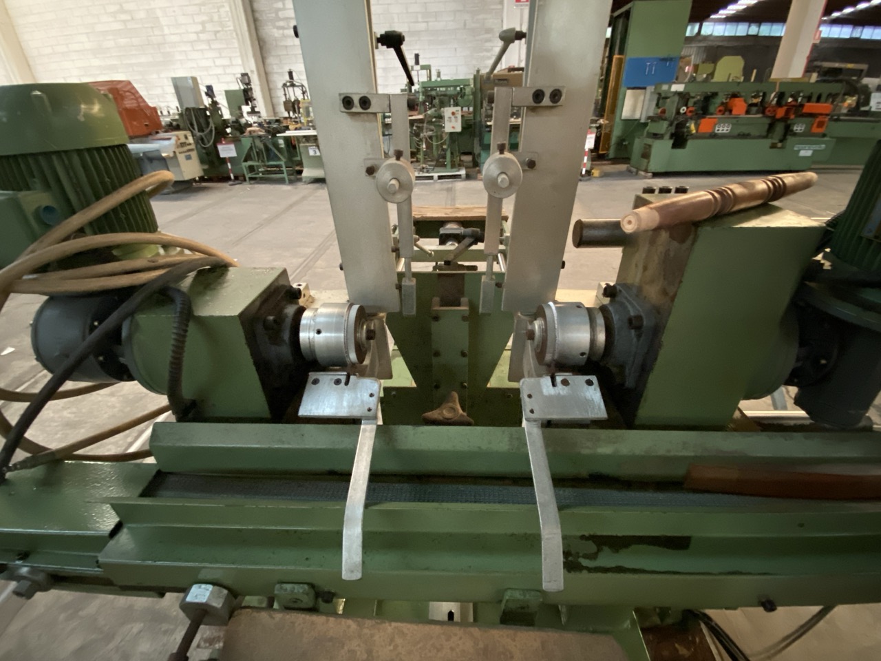 Usato Camam Zigrinatrice doppia automatica, con caricatore e gruppo a forare per fuselli con foro centrale.