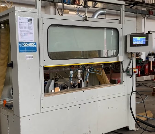 Usato Comec FR/2 Fresatrice automatica programmabile per gambe di Lettini per bambini o elementi simili, revisionata