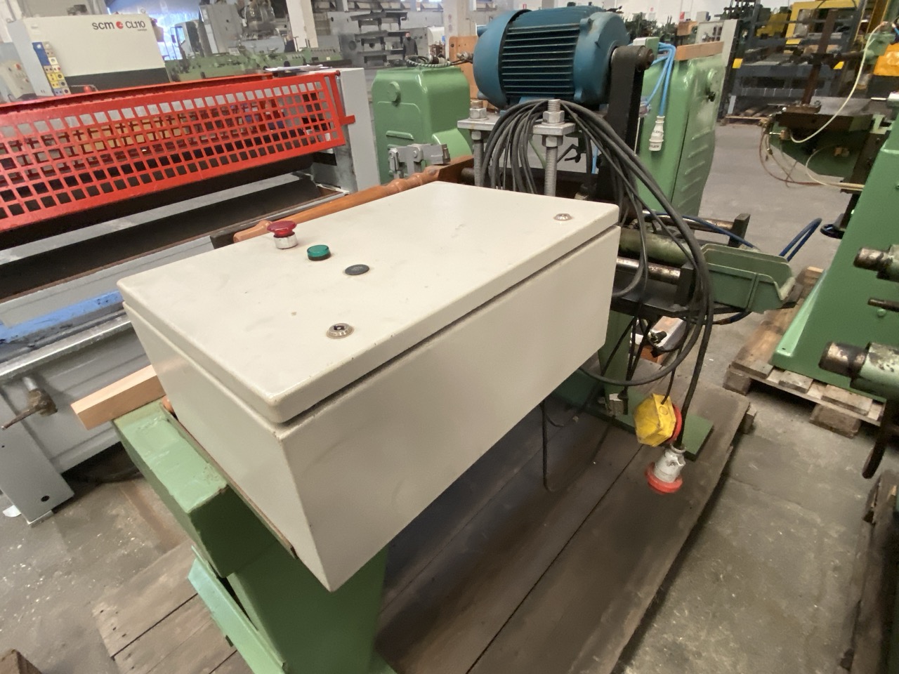 Usato Inseritrice di tirafondi a 2 mandrini, per gambe di tavolo