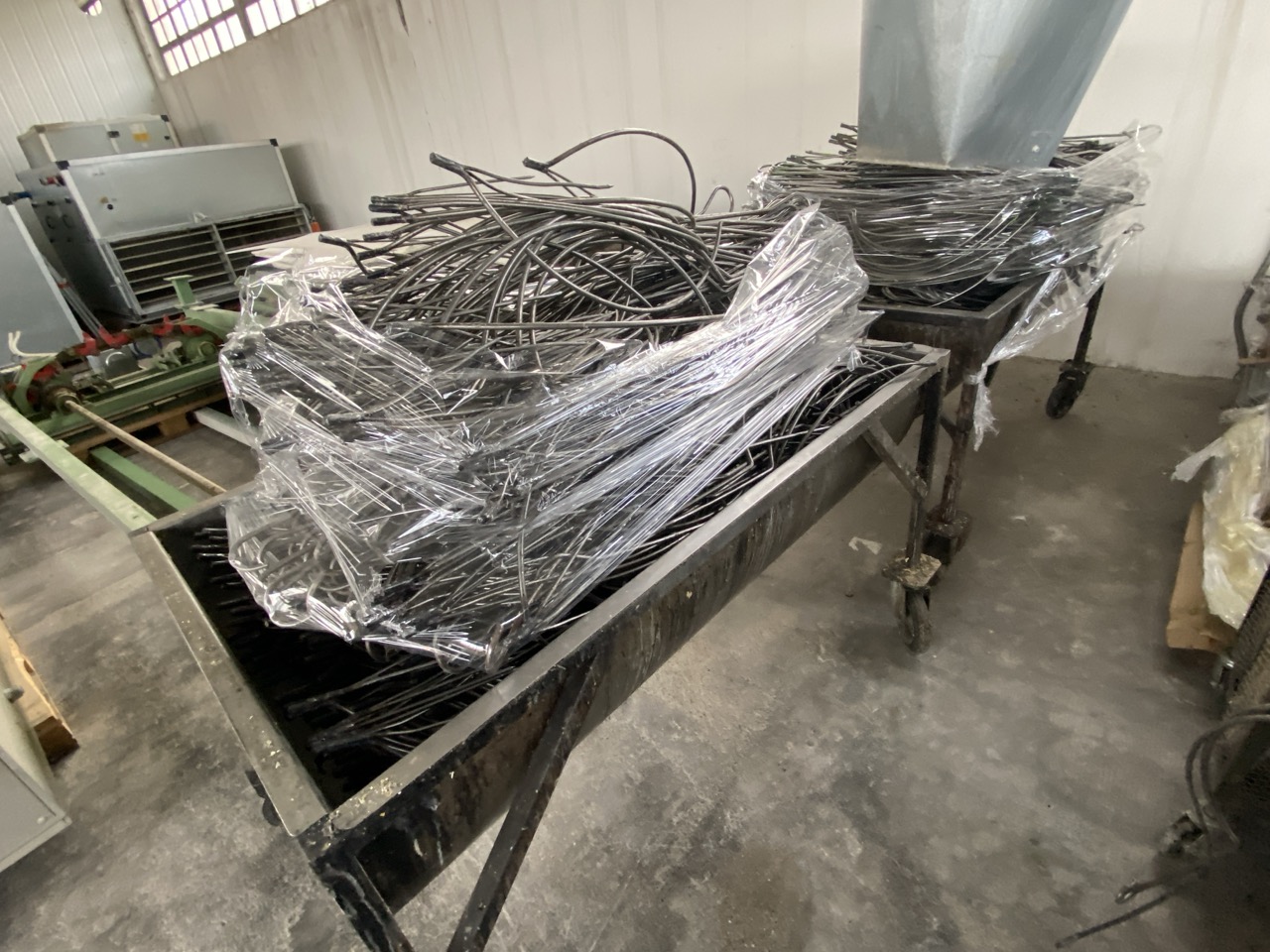 Usato 1999 CM System D8 Trasportatore aereo (catena di verniciatura) per la movimentazione di sedie o prodotti simili, tinti su ganci. Metri lineari 600