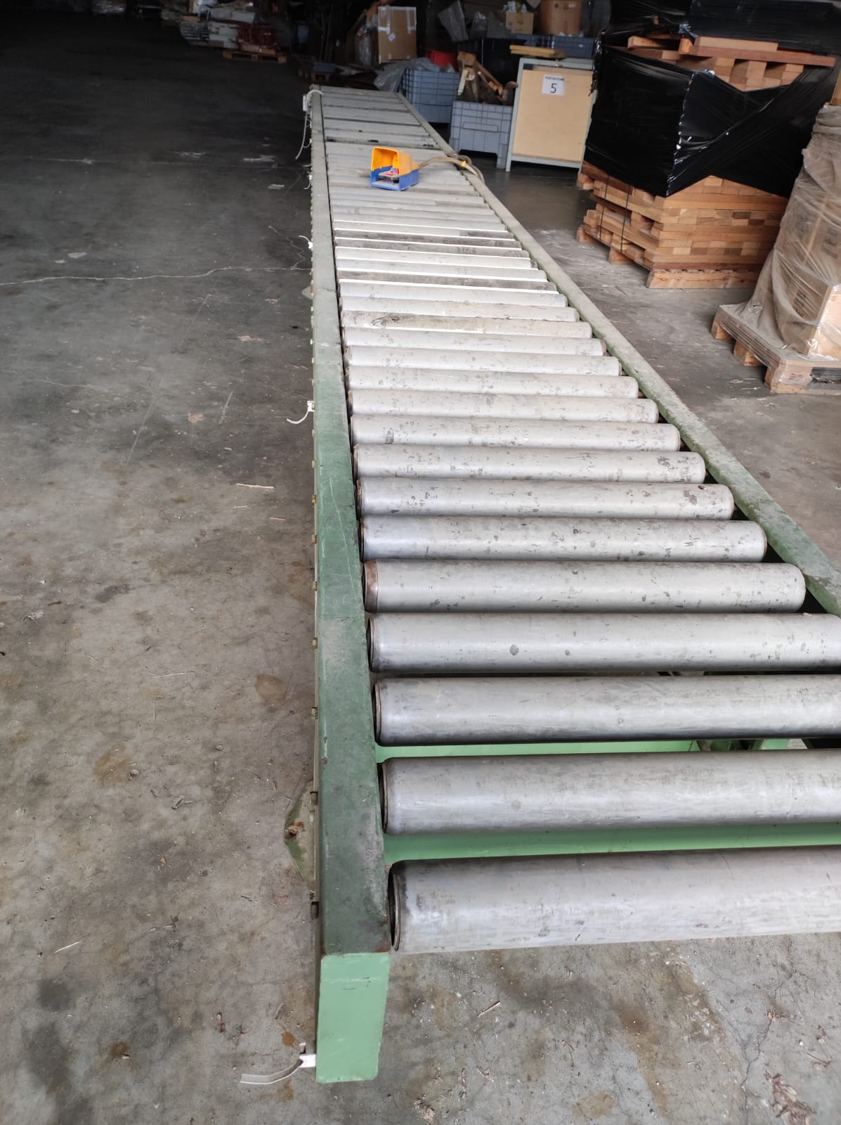 Usato Rulliera motorizzata con 2 fermi di lavoro. Lunghezza cm. 8000, larghezza cm. 65.