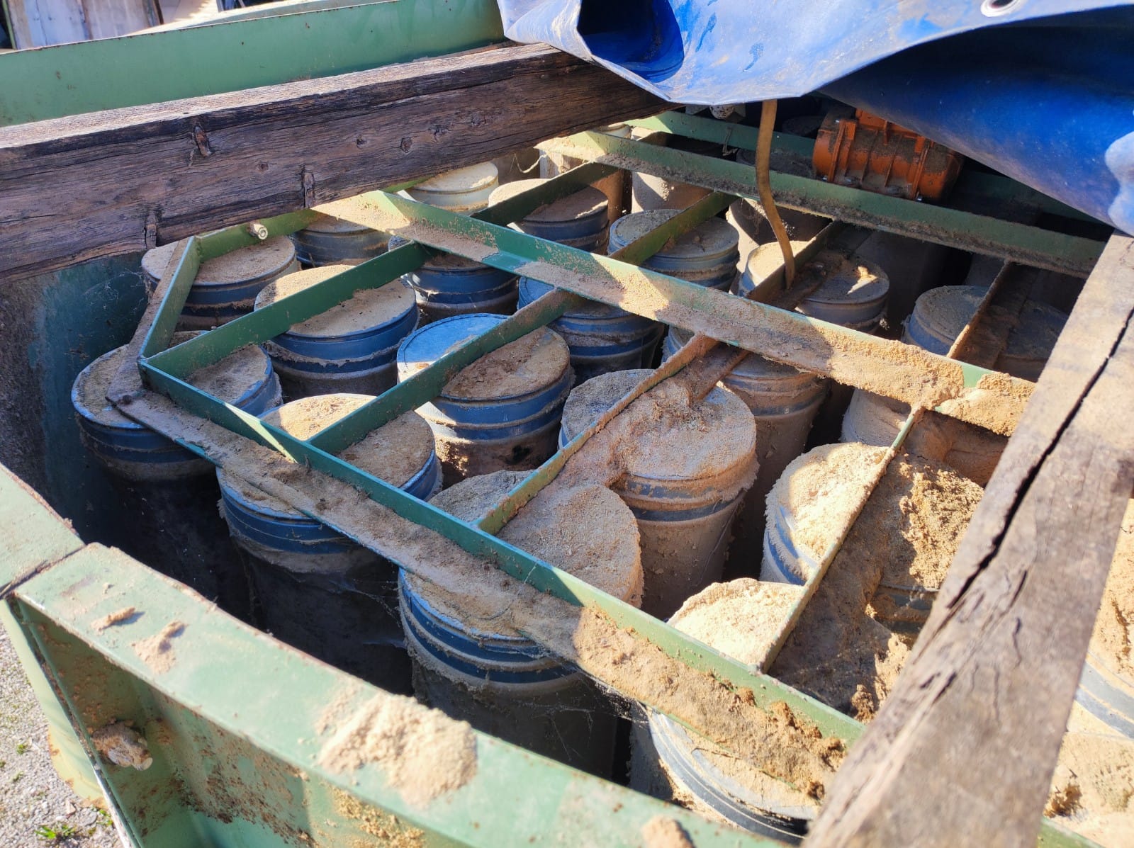 Usato Minisilos con pulizia a scuotimento motorizzato, e 2 motori di aspirazione, totale kw. 11,50.