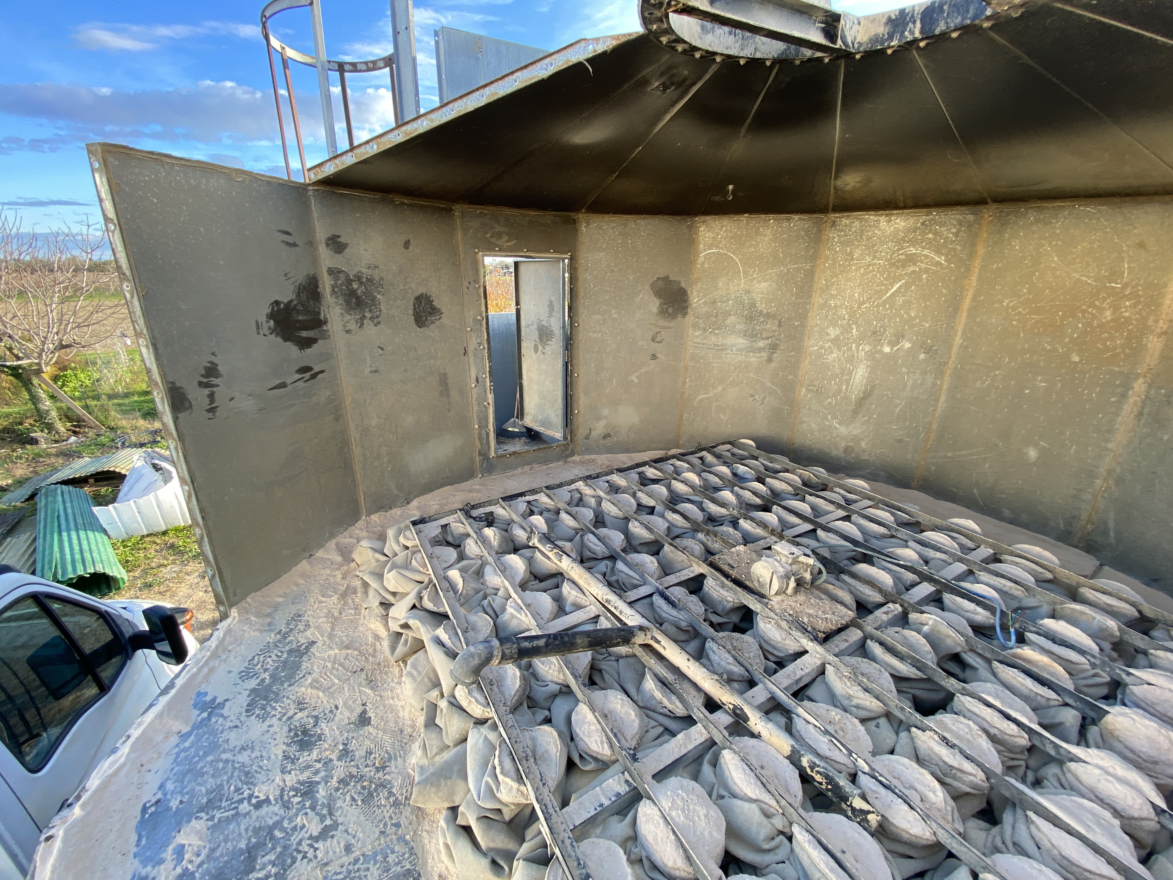 Usato Silos zincato, con scarico a caduta da sotto. Già smontato.