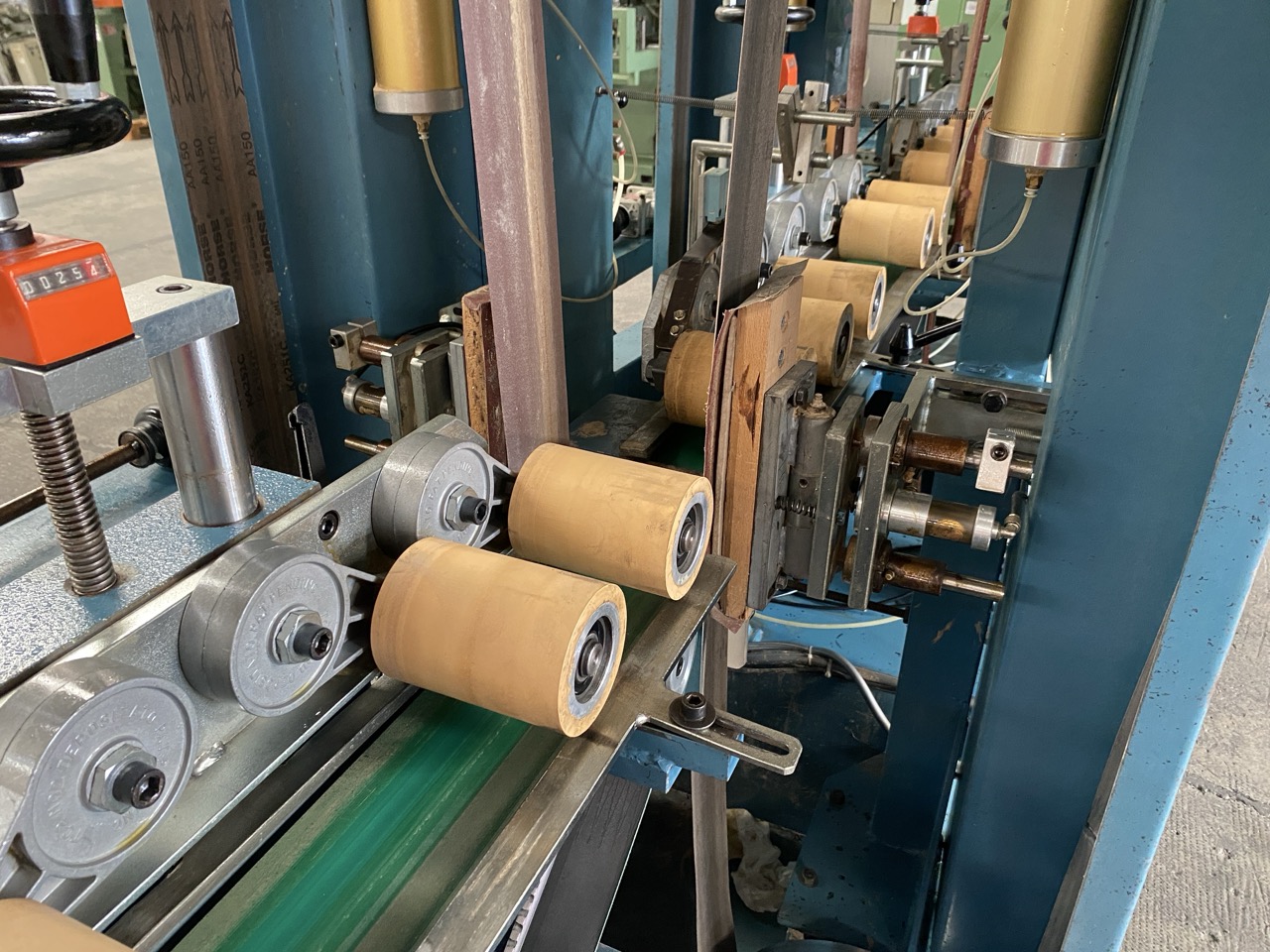 Usato Levigatrice laterale a 2 nastri verticali, per pezzi dritti o sagomati