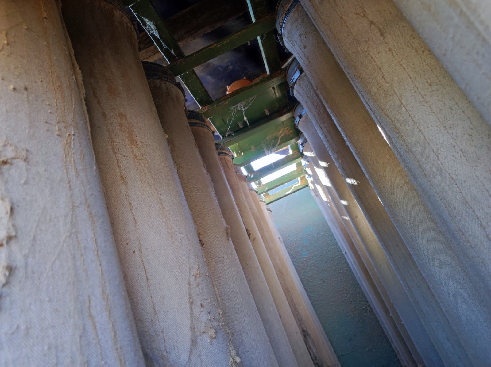 Usato Minisilos con pulizia a scuotimento motorizzato, e 2 motori di aspirazione, totale kw. 11,50.