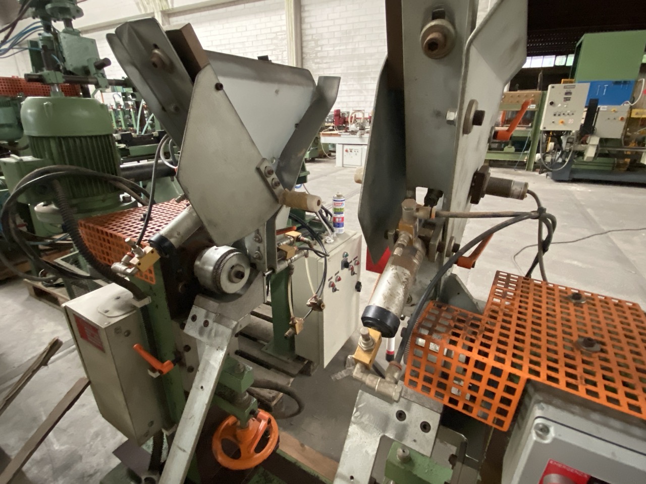 Usato Camam ZD/1 Zigrinatrice doppia per fuselli tondi di sedia o simili, con caricatore