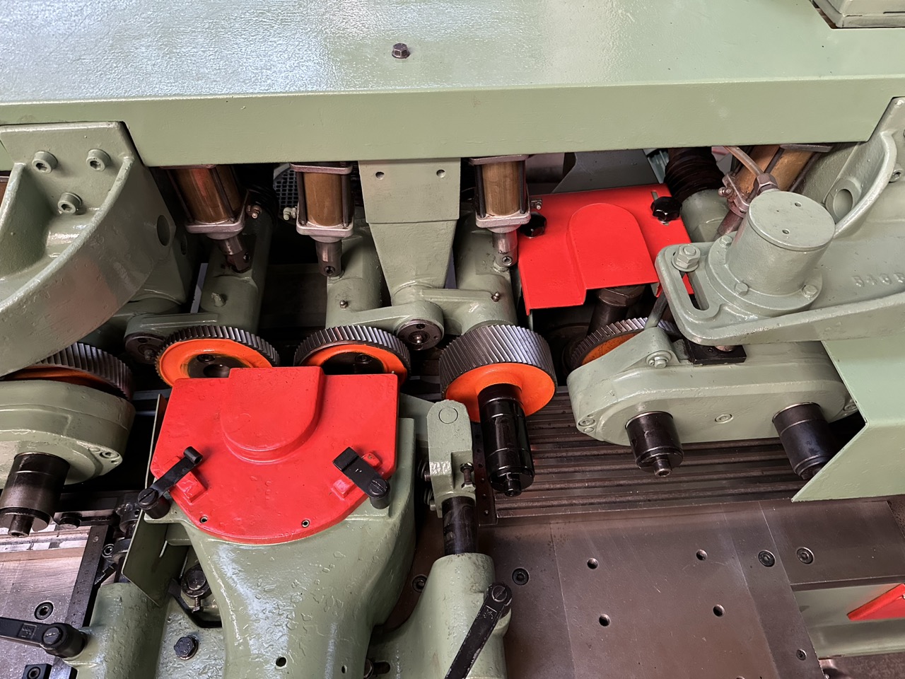 Ricondizionato Weinig U22N Scorniciatrice 8 alberi, piano rigato, traino ravvicinato, con caricatore laterale automatico